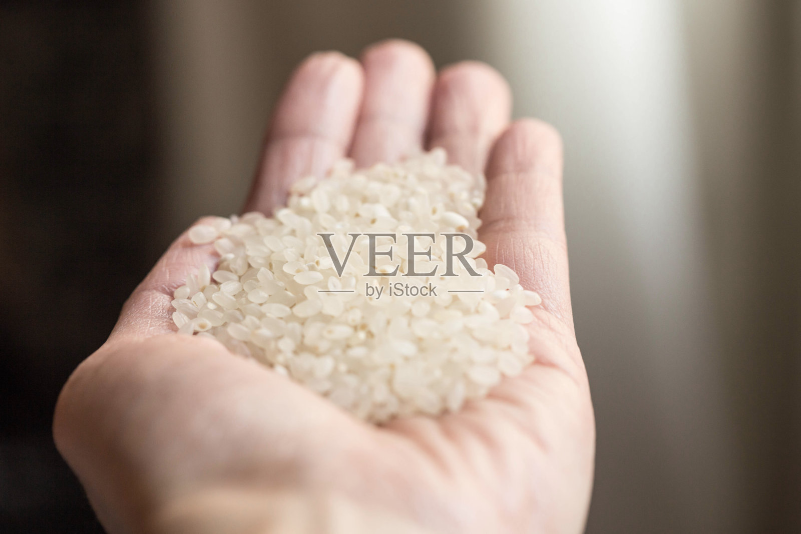 用手蘸上许多生米照片摄影图片