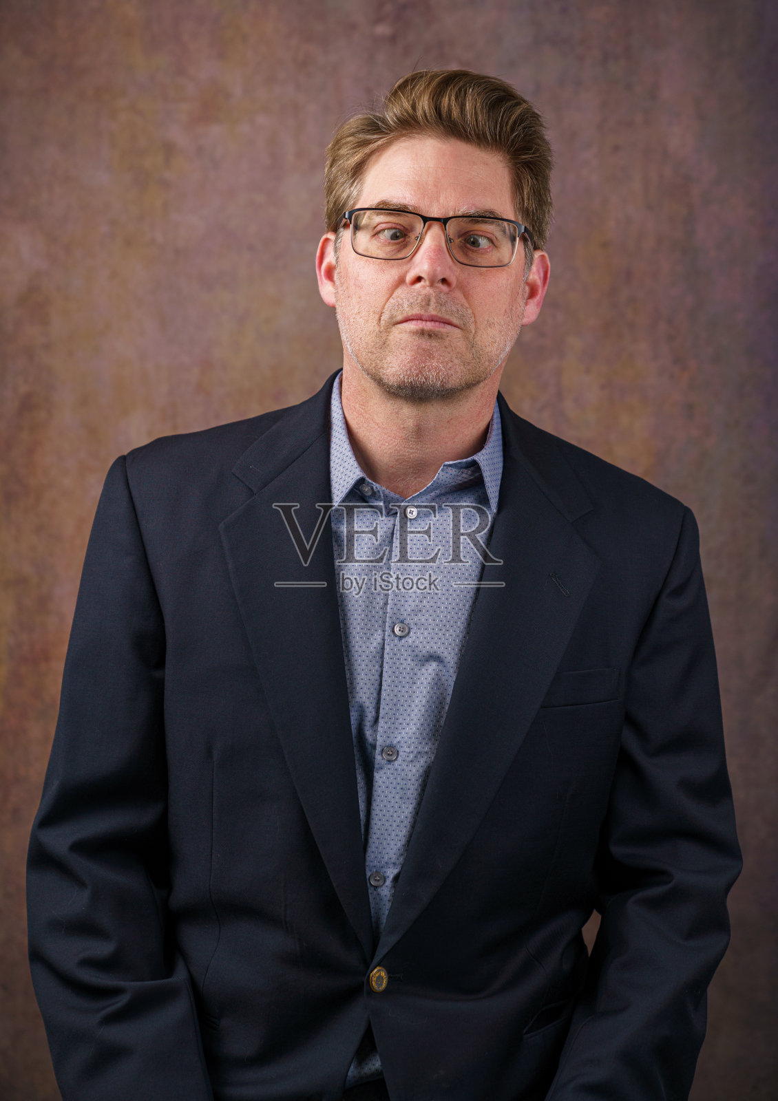 斗鸡眼。男人在做鬼脸。肖像。工作室头像。了眼照片摄影图片