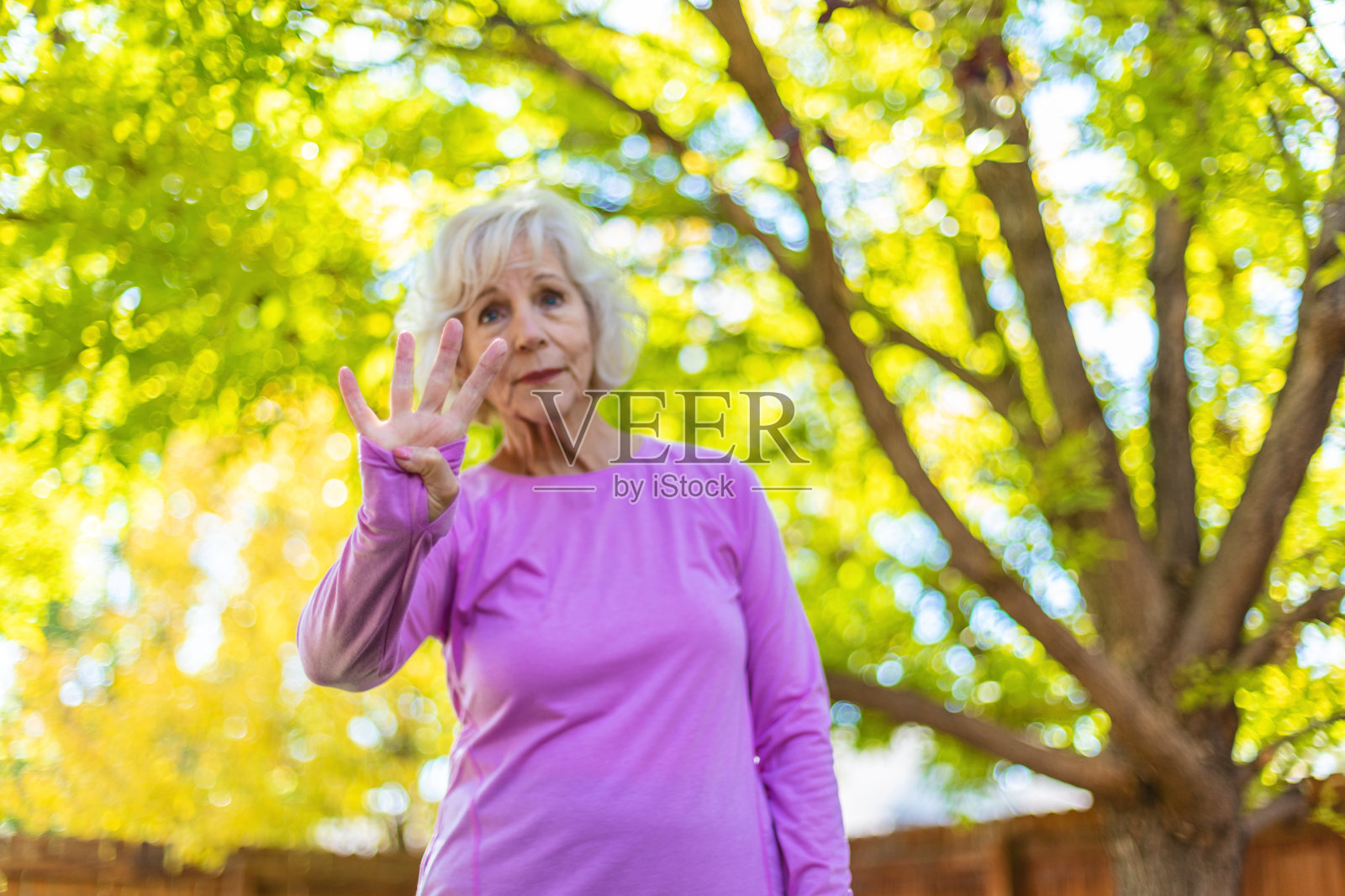 健康活跃的成熟老年女性健康生活倒计时照片系列照片摄影图片