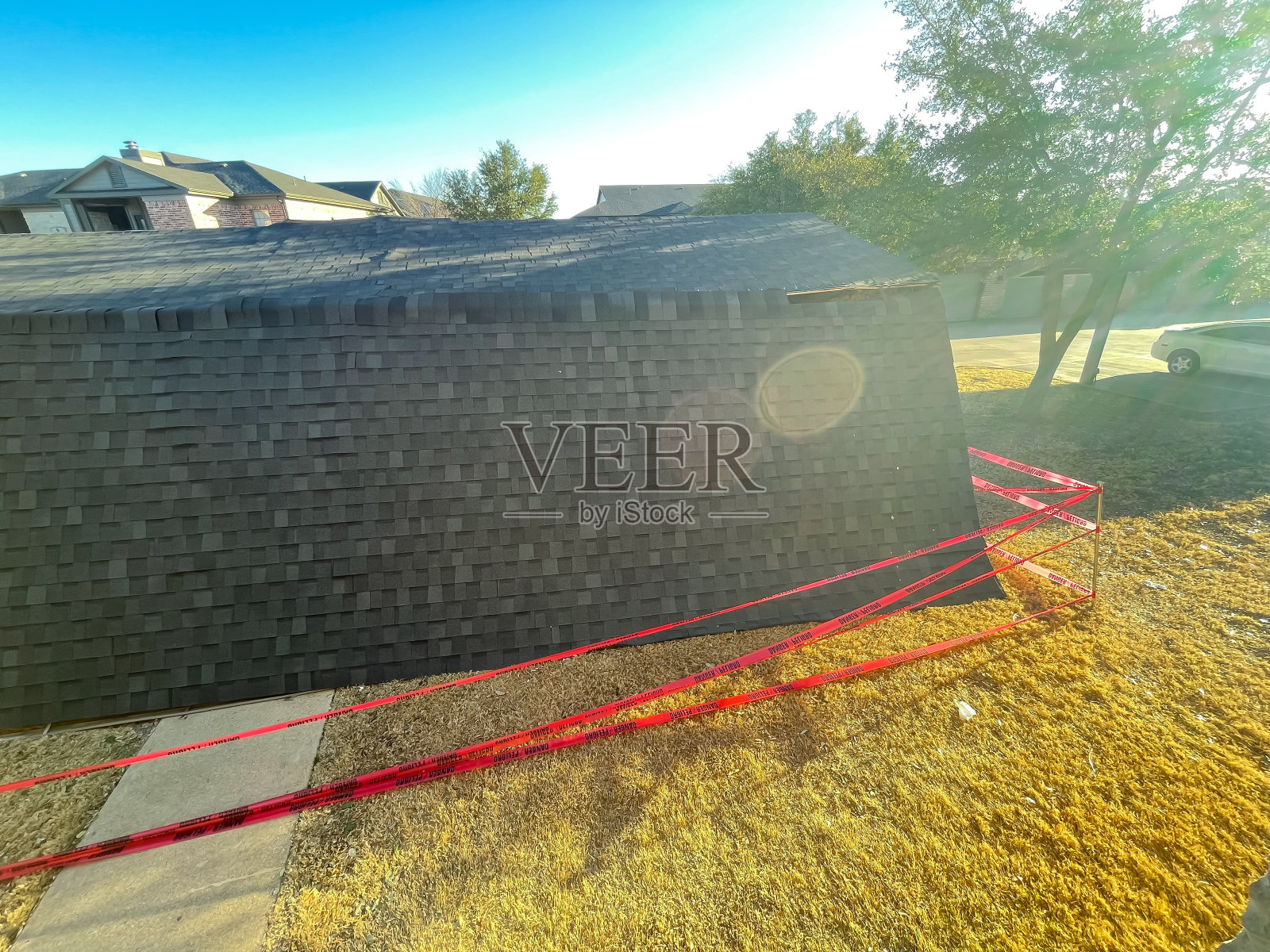 美国德克萨斯州达拉斯市郊区，受损公寓覆盖的屋面木瓦屋顶停车场系统照片摄影图片