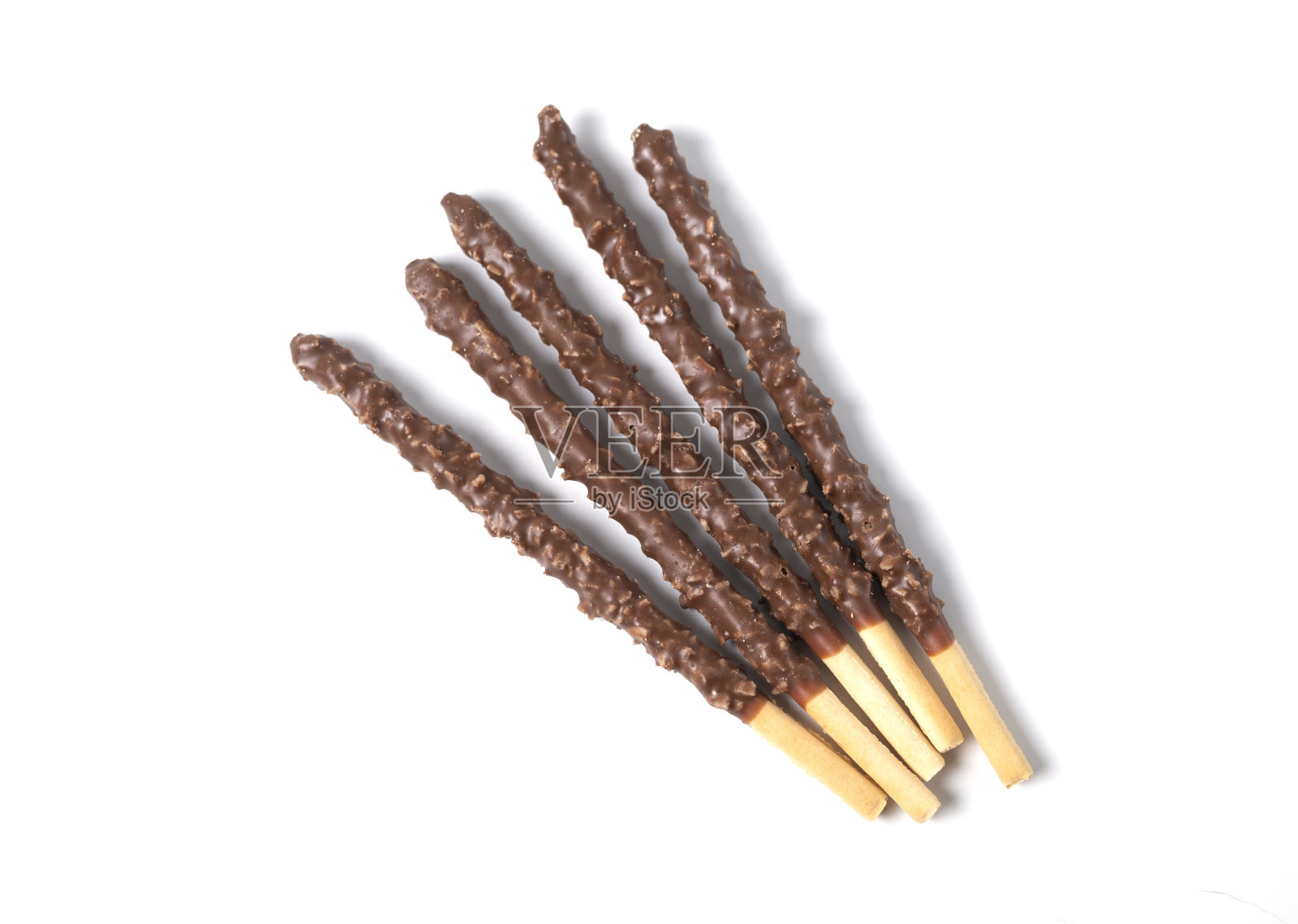 巧克力混合饼干棒孤立在白色背景上。脆脆的甜吸管，里面填满了坚果碎巧克力。俯视图照片摄影图片