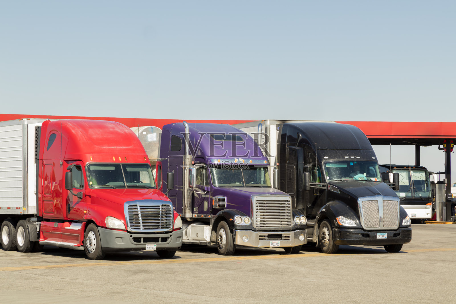 停在加州卡车站的卡车照片摄影图片