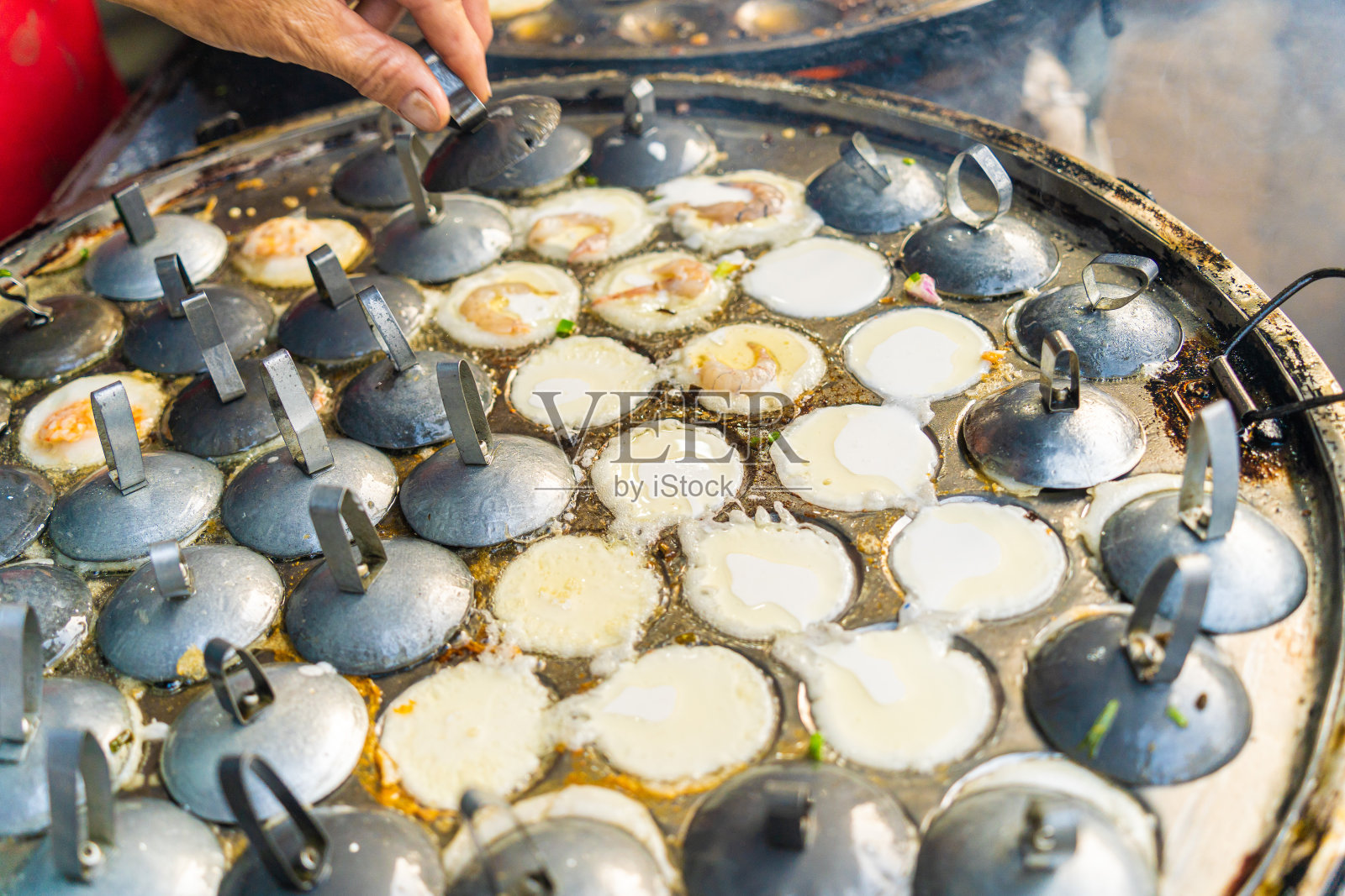 越南风味的迷你虾煎饼(Banh Khot)与香草，鸡蛋，虾和鱼酱-越南菜。照片摄影图片