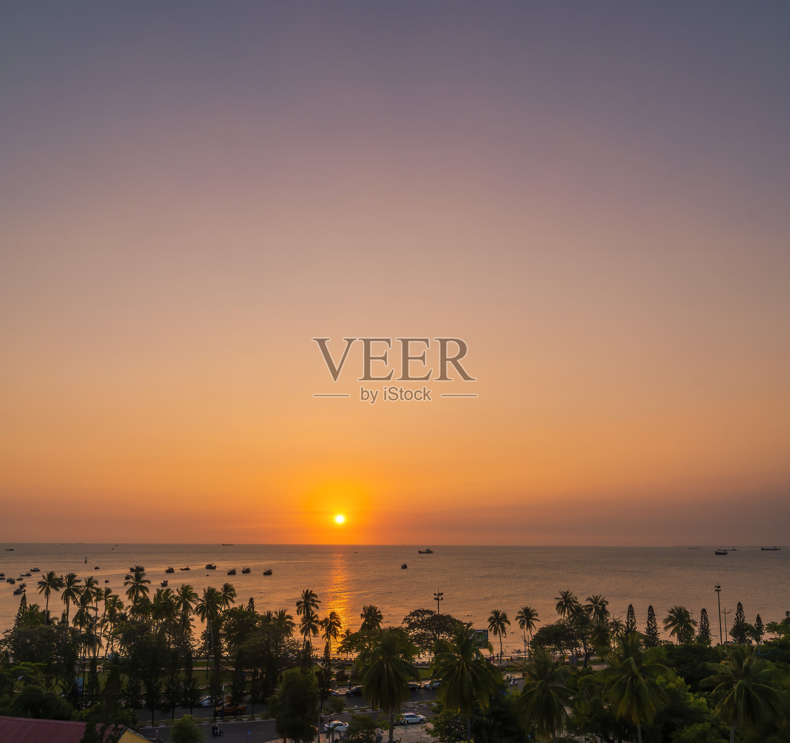 全景的沿海Vung Tau的看法，从上面，海浪，海岸线，街道，椰子树和陶凤山在越南。海上美丽的日落。照片摄影图片