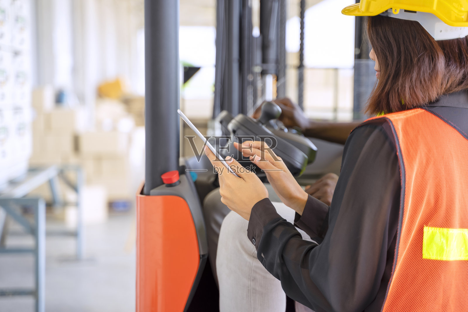 仓库里的蓝领工人。照片摄影图片