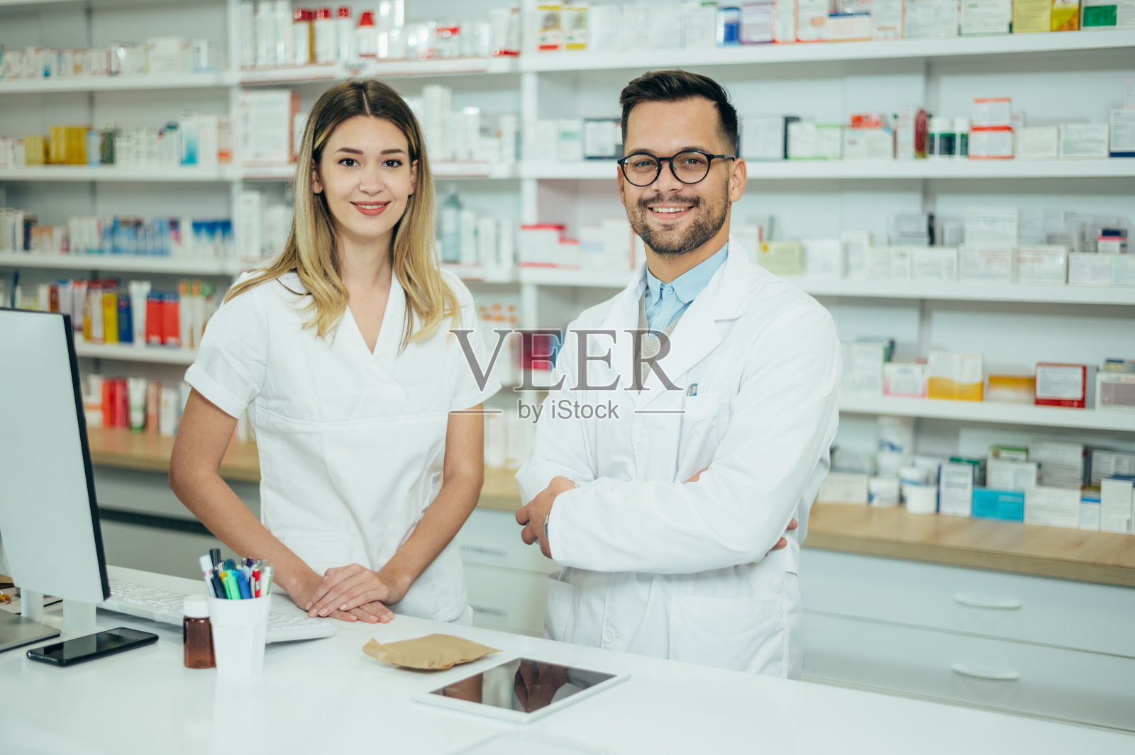 快乐的年轻男女同事，药剂师在一家药店工作照片摄影图片