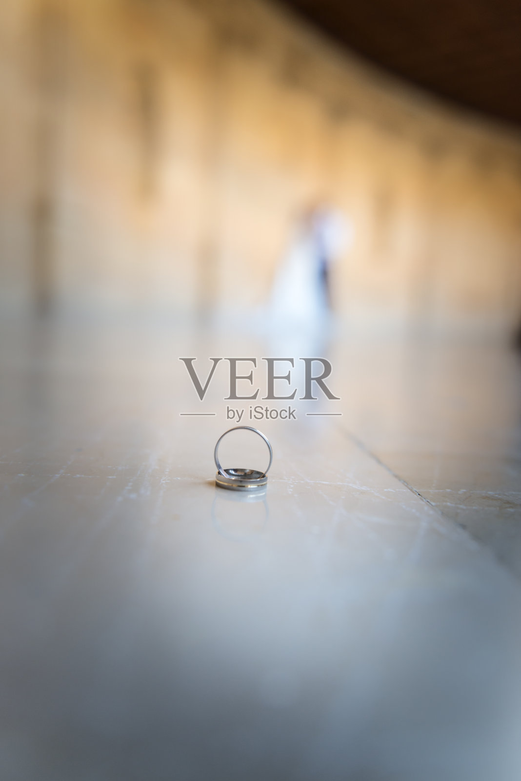 结婚戒指放在大理石地板上照片摄影图片