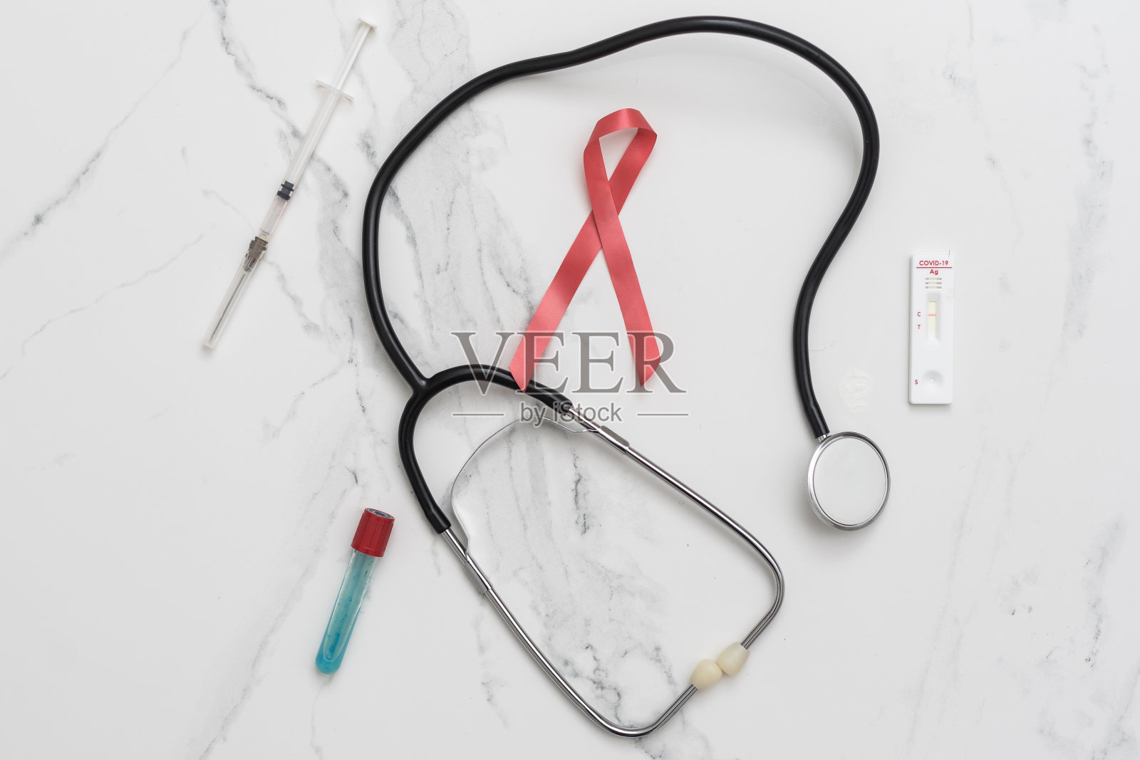 内窥镜和红丝带特写。世界艾滋病日概念。照片摄影图片