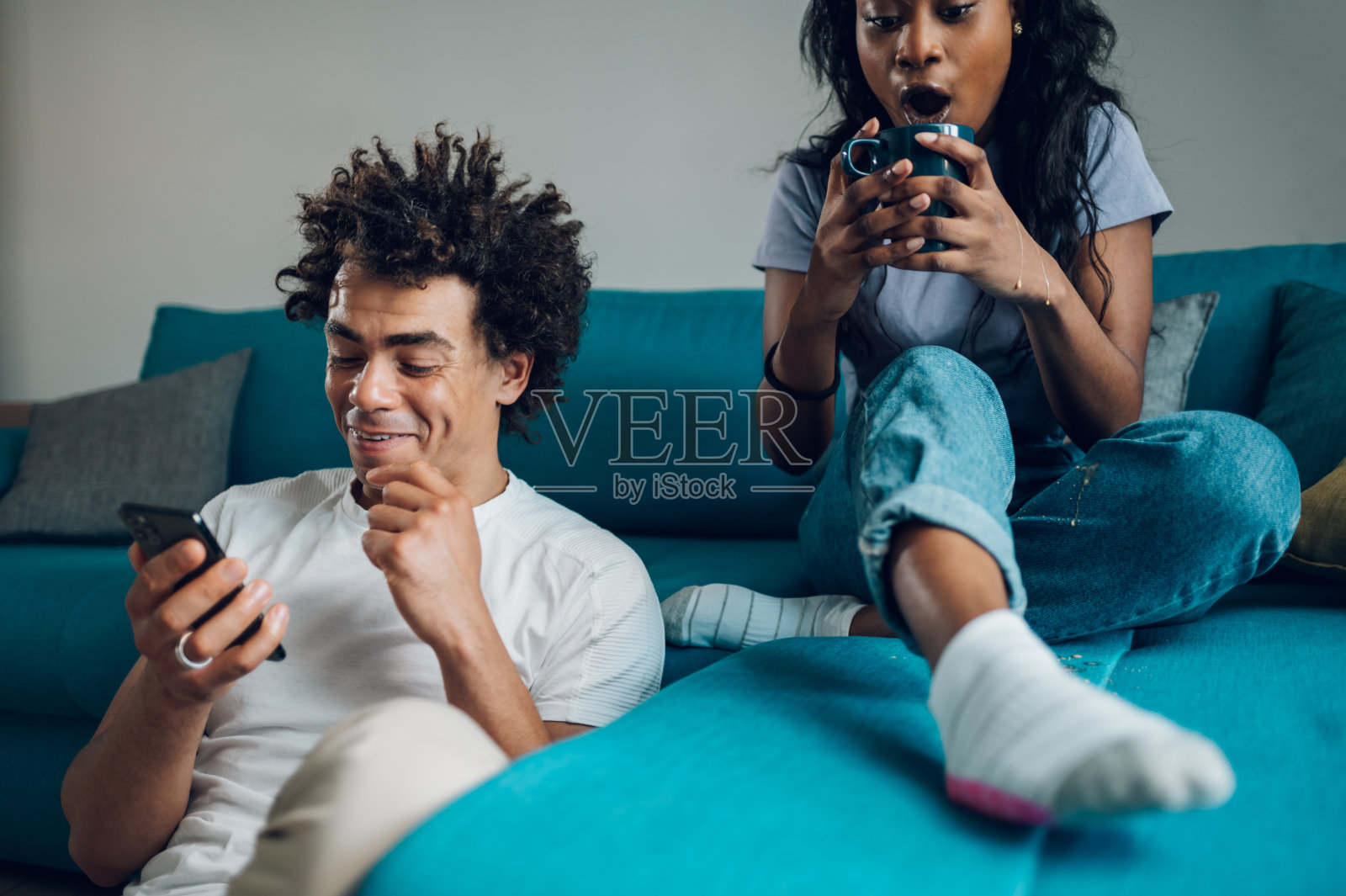 一对非洲裔美国夫妇在喝咖啡时很开心照片摄影图片