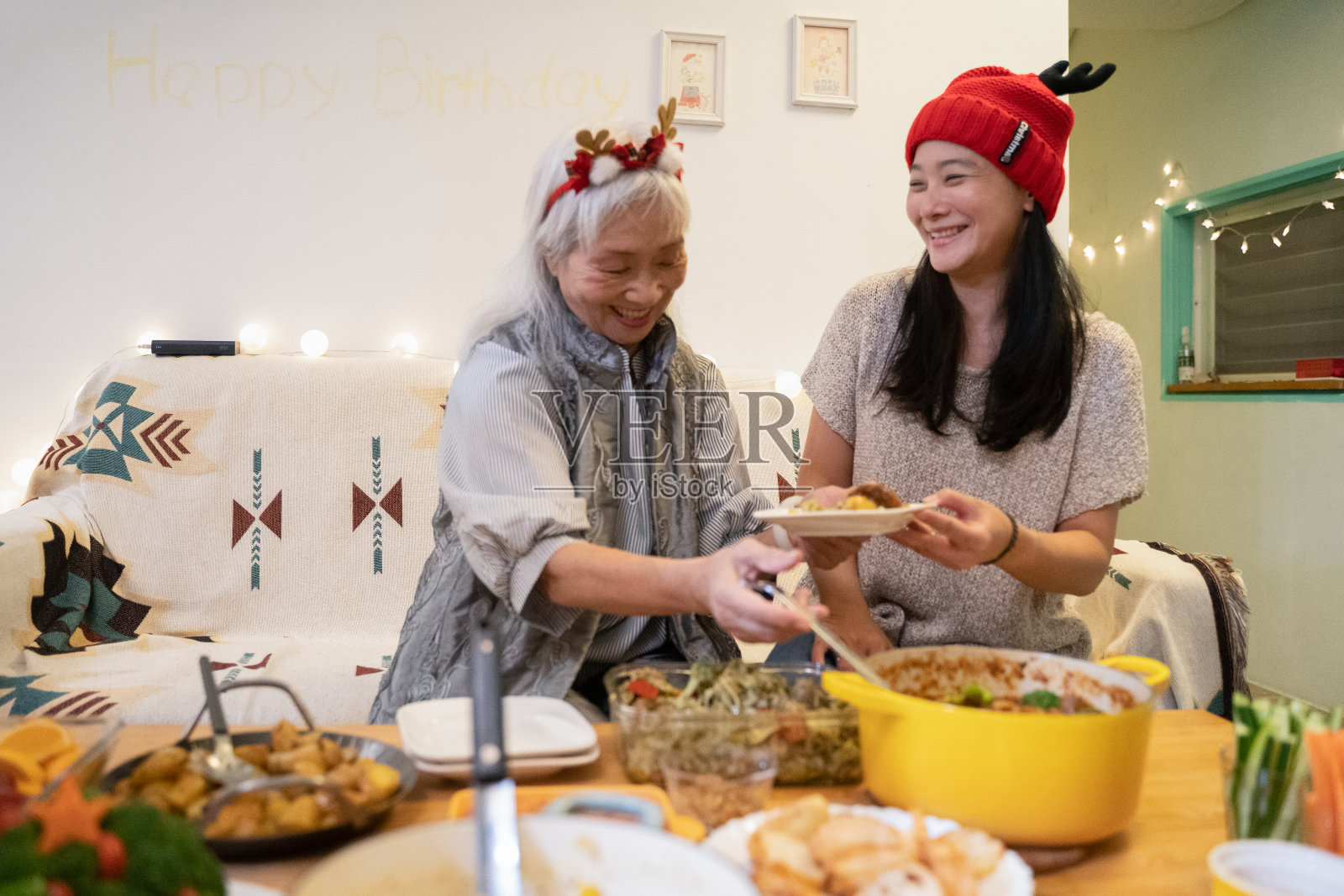 幸福的一家人享受圣诞晚餐照片摄影图片