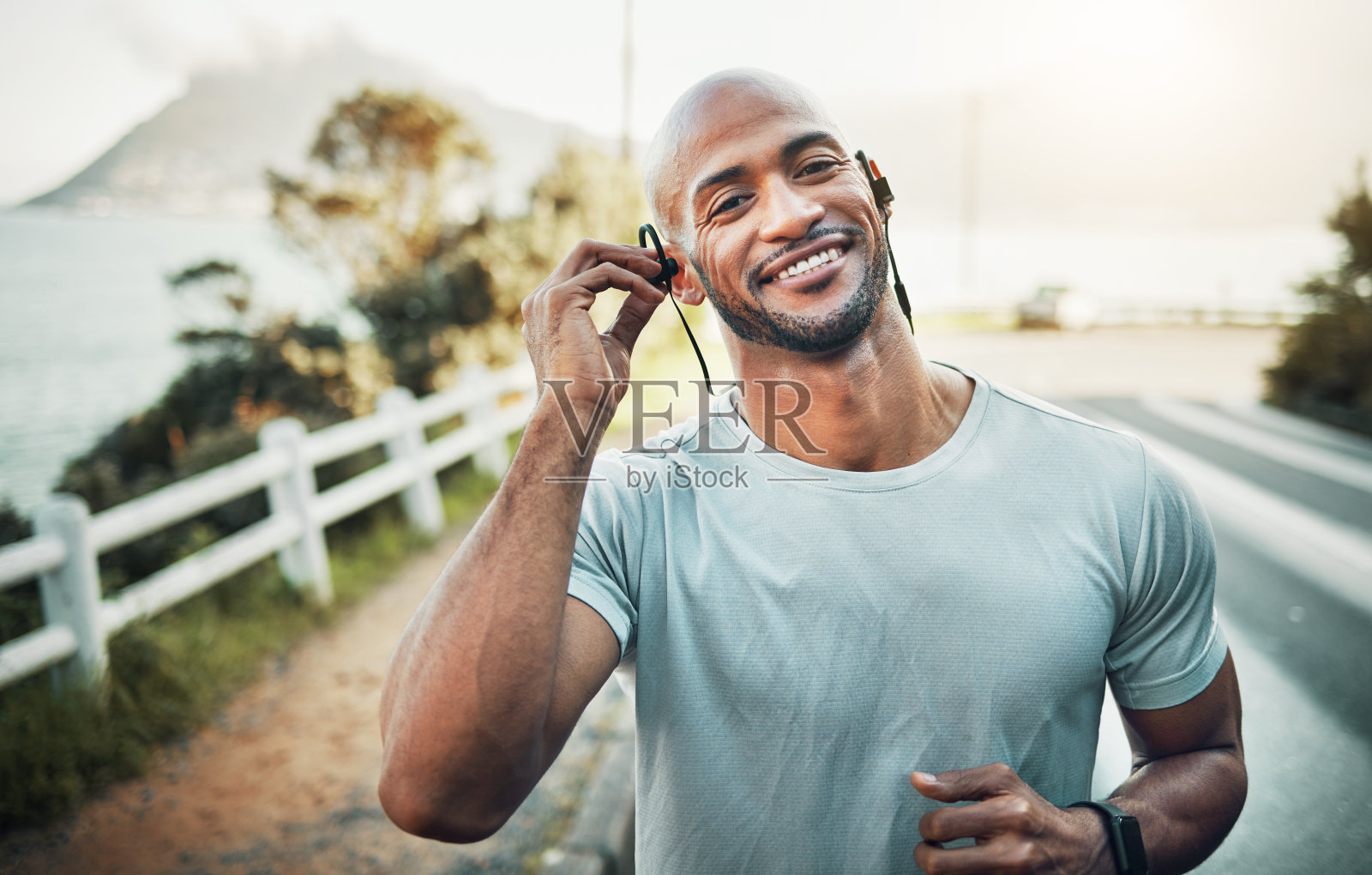一个运动的年轻人戴着耳机外出锻炼的照片照片摄影图片