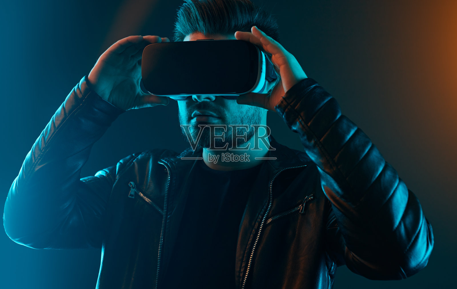 戴着VR眼镜探索虚拟现实的潮人照片摄影图片