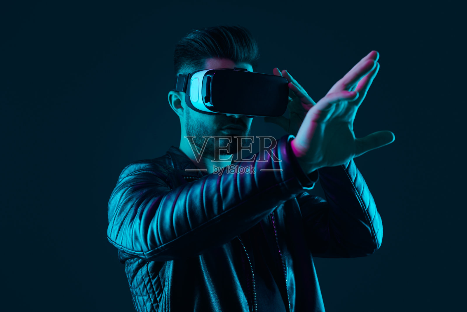 虚拟现实中的男子触屏照片摄影图片