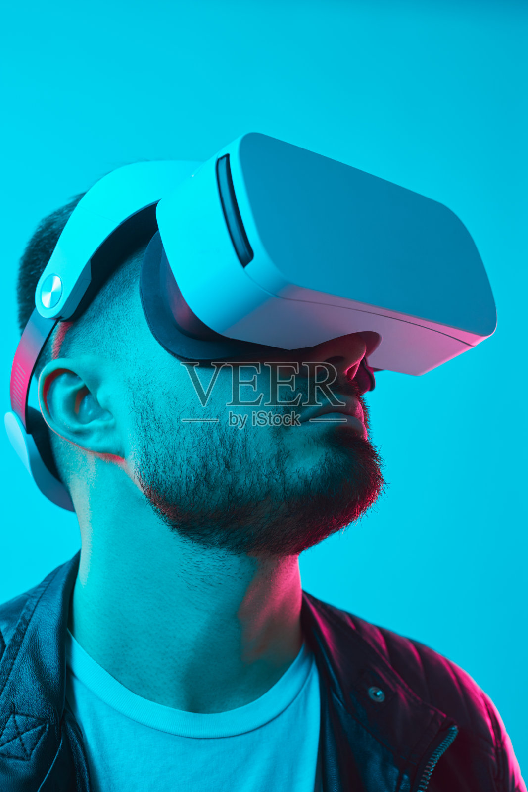 戴着护目镜探索虚拟现实的人照片摄影图片