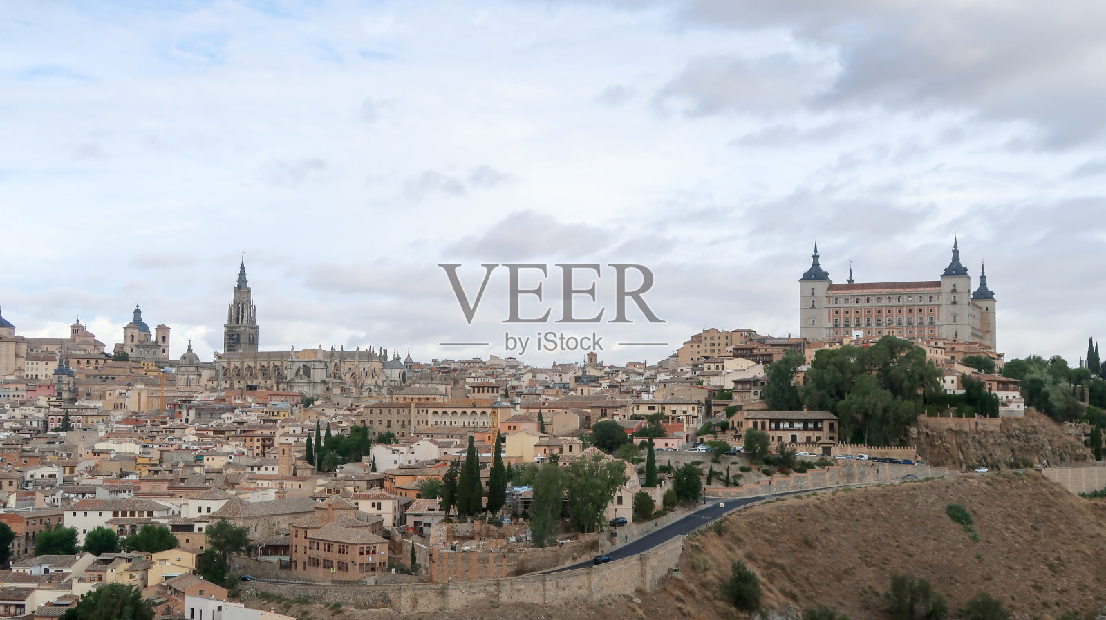 西班牙托莱多美丽的城市风景和古老的城堡照片摄影图片