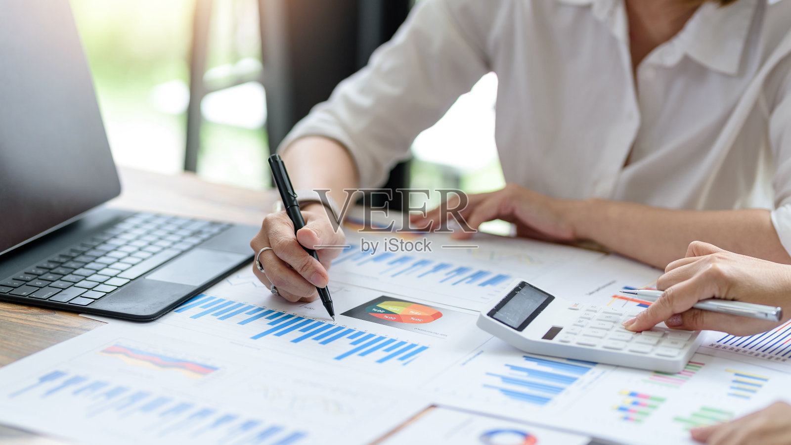 商业女性在会议上分享她们的经验头脑风暴合作的想法。照片摄影图片