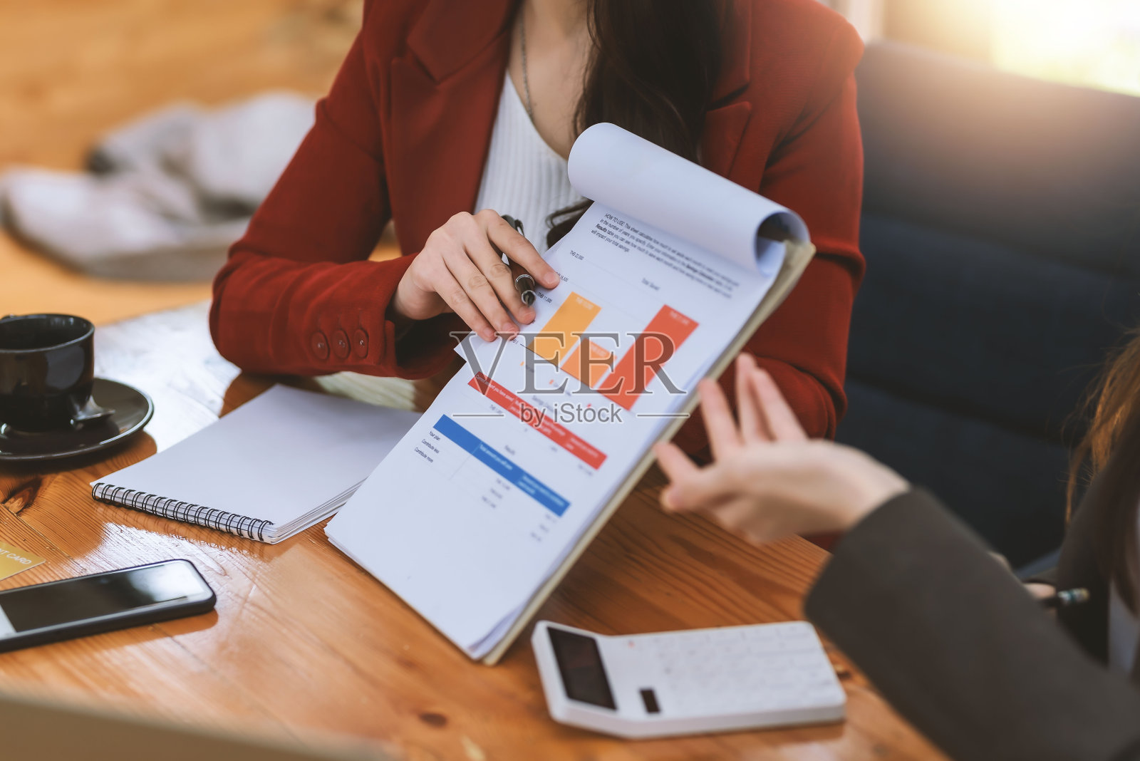 商业女性在会议上分享她们的经验头脑风暴合作的想法。照片摄影图片