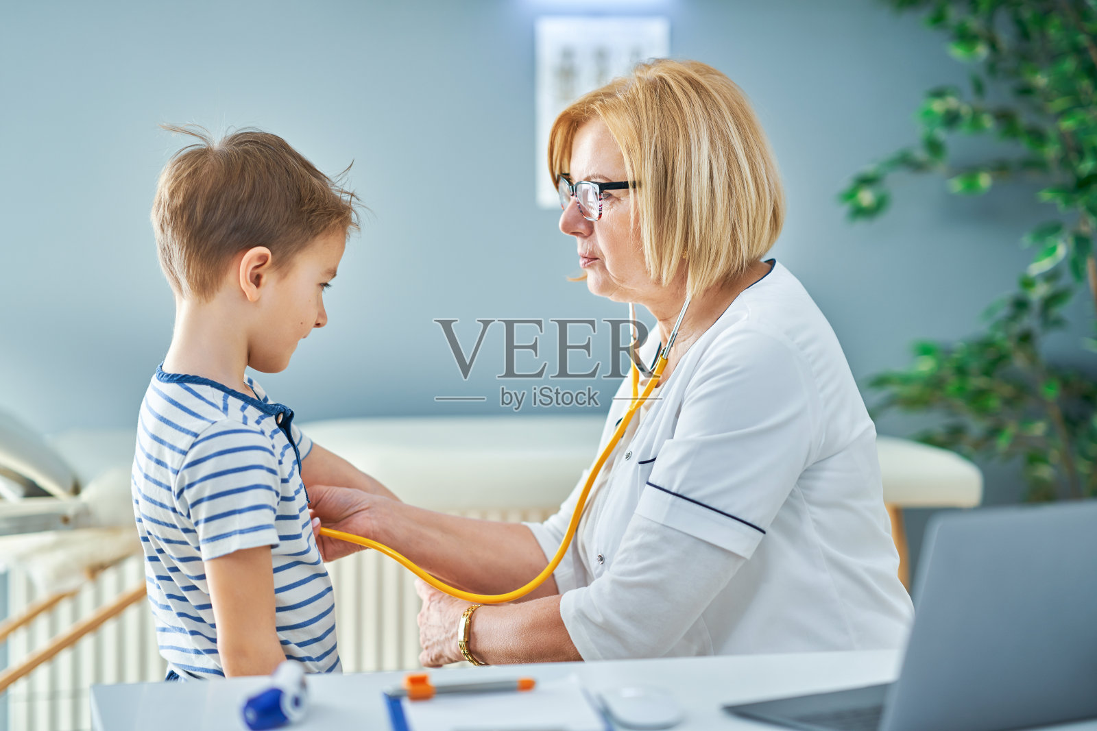 儿科医生在诊所检查小孩照片摄影图片