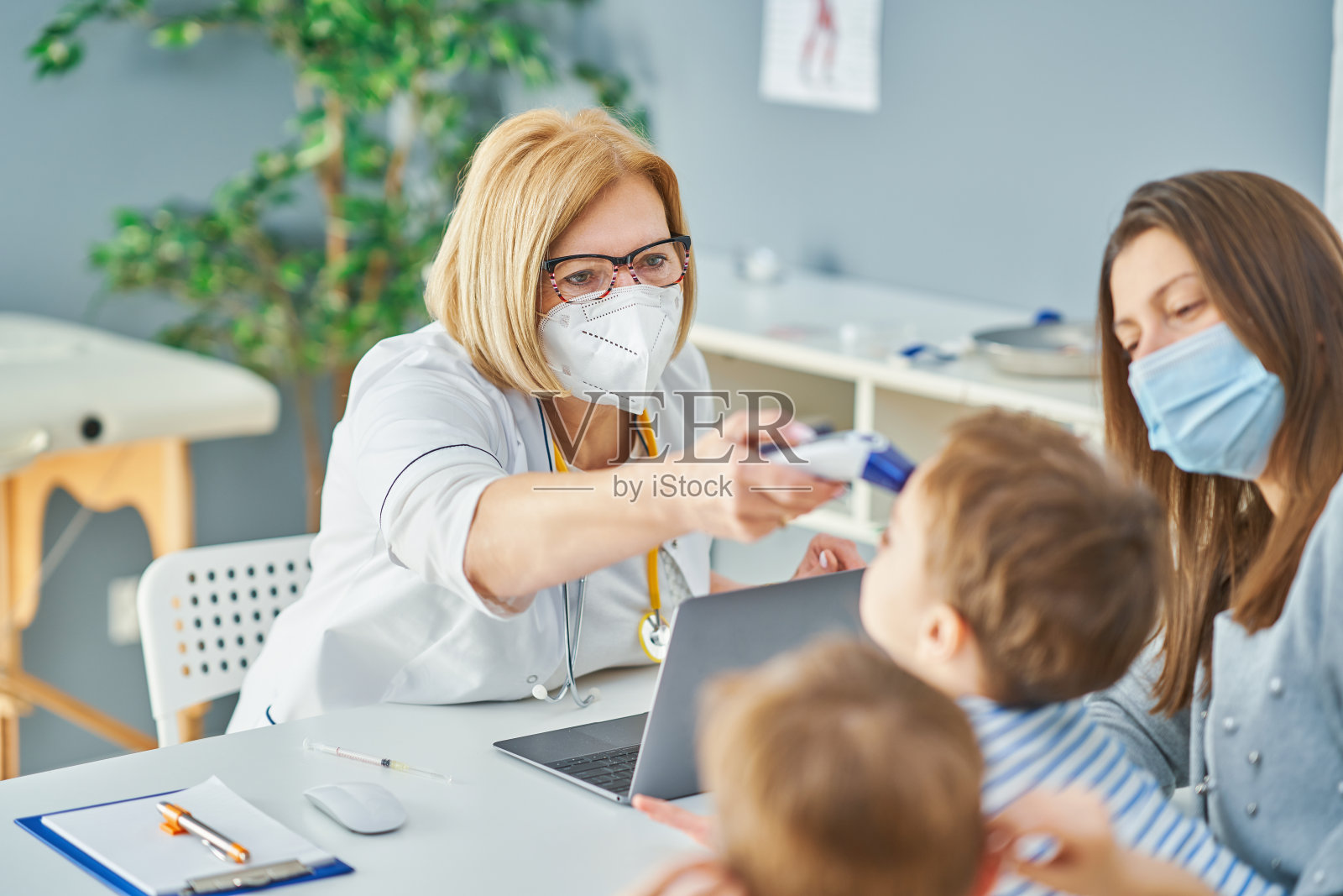 儿科医生在诊所检查小孩照片摄影图片