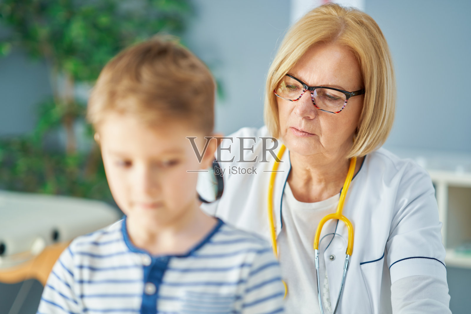 儿科医生在诊所检查小孩照片摄影图片