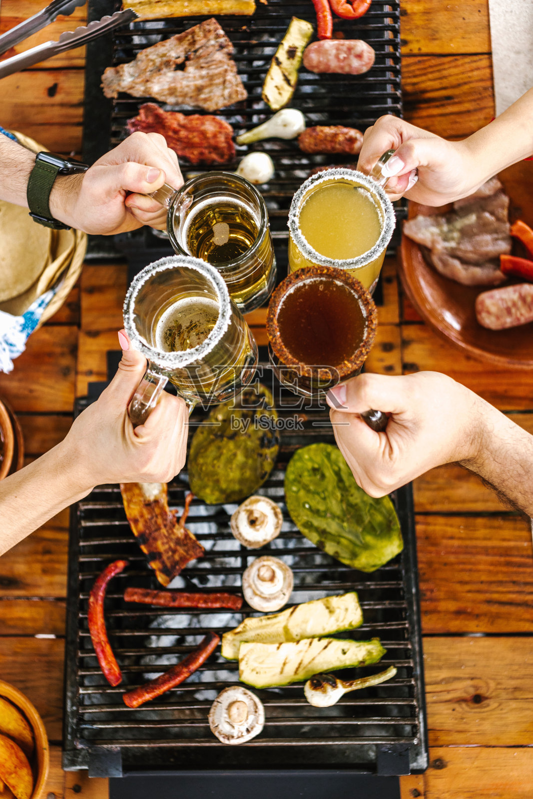 一群拉丁朋友吃着墨西哥玉米饼和传统食品，人们递过餐桌，俯视图。墨西哥菜拉丁美洲照片摄影图片
