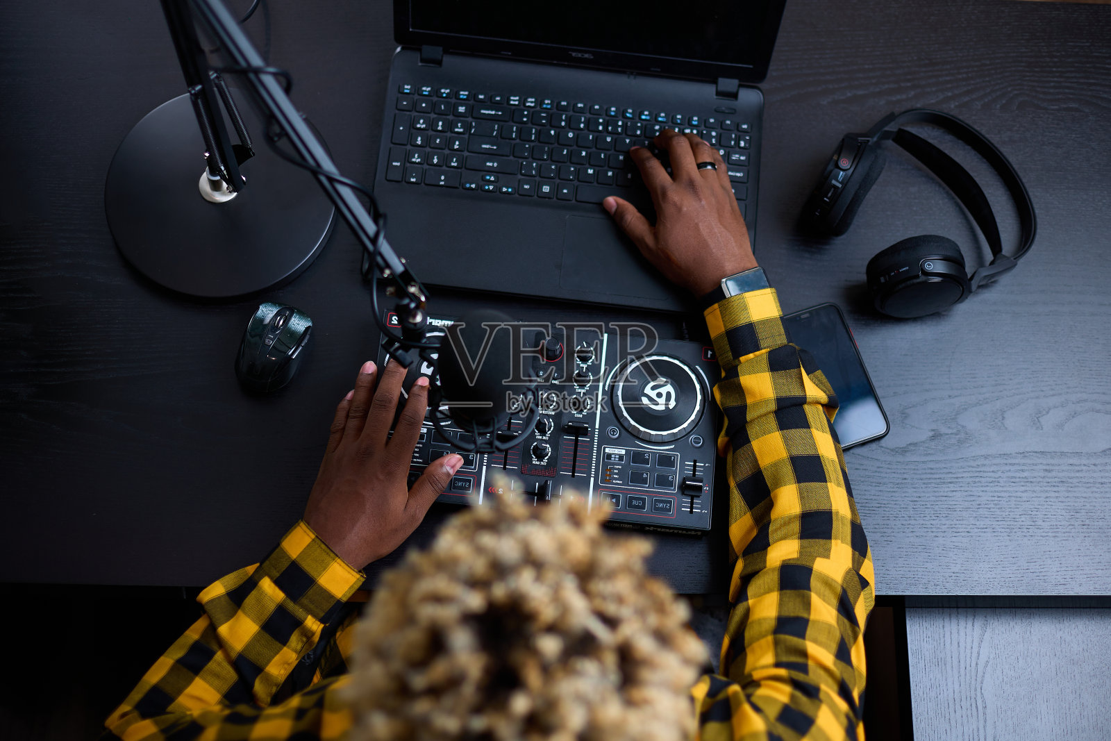 在一个舒适的家庭迷你工作室里创作音乐照片摄影图片