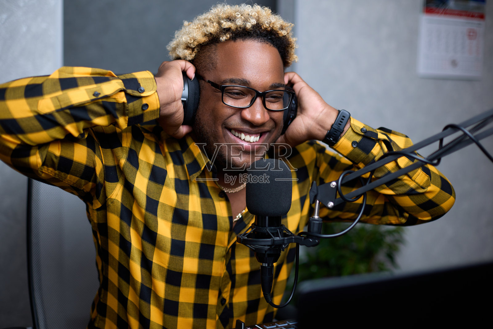 一位非洲音乐家喜欢戴着耳机听他的新歌照片摄影图片