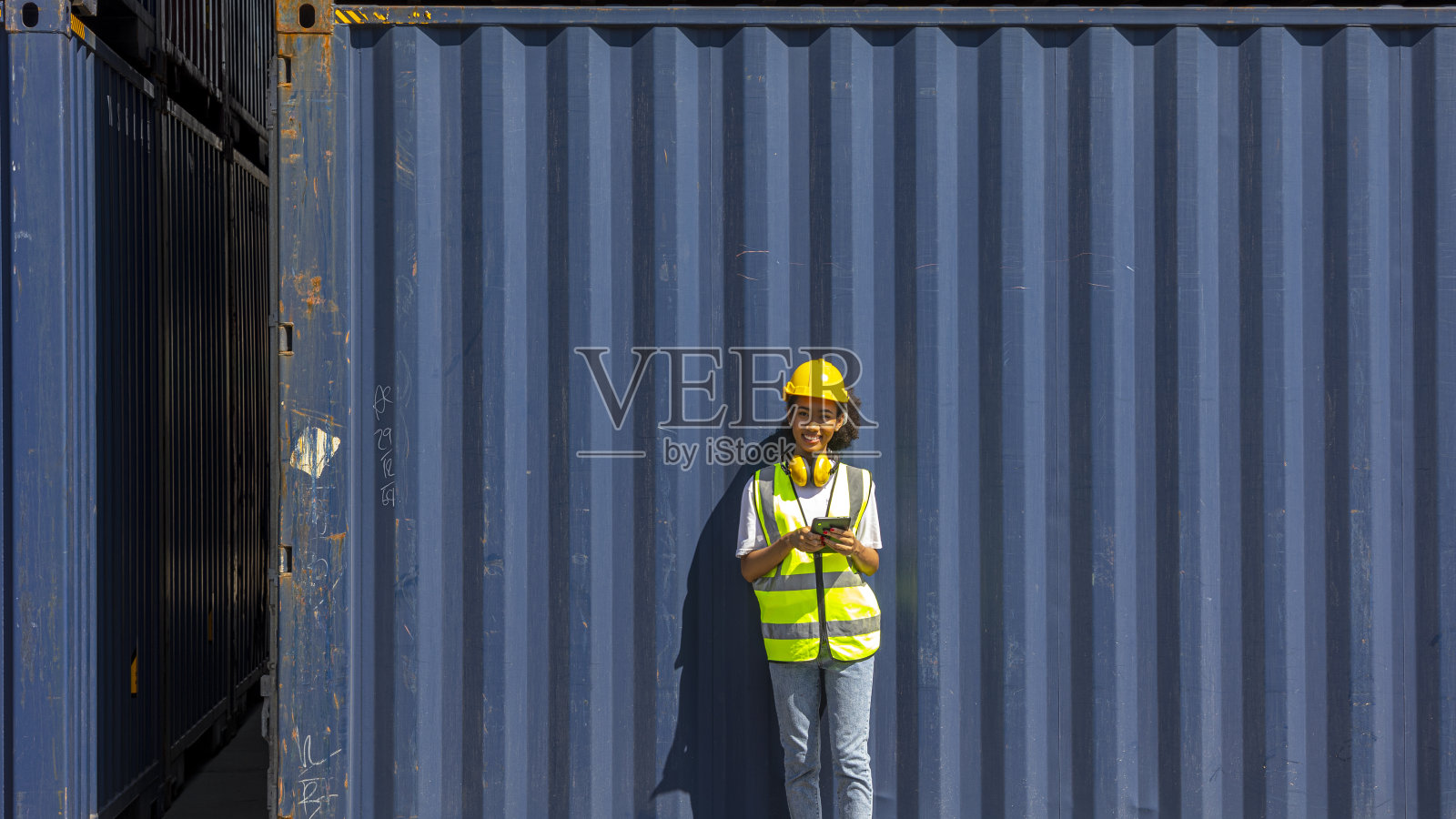 非裔美国女性在仓库或物流场所工作照片摄影图片