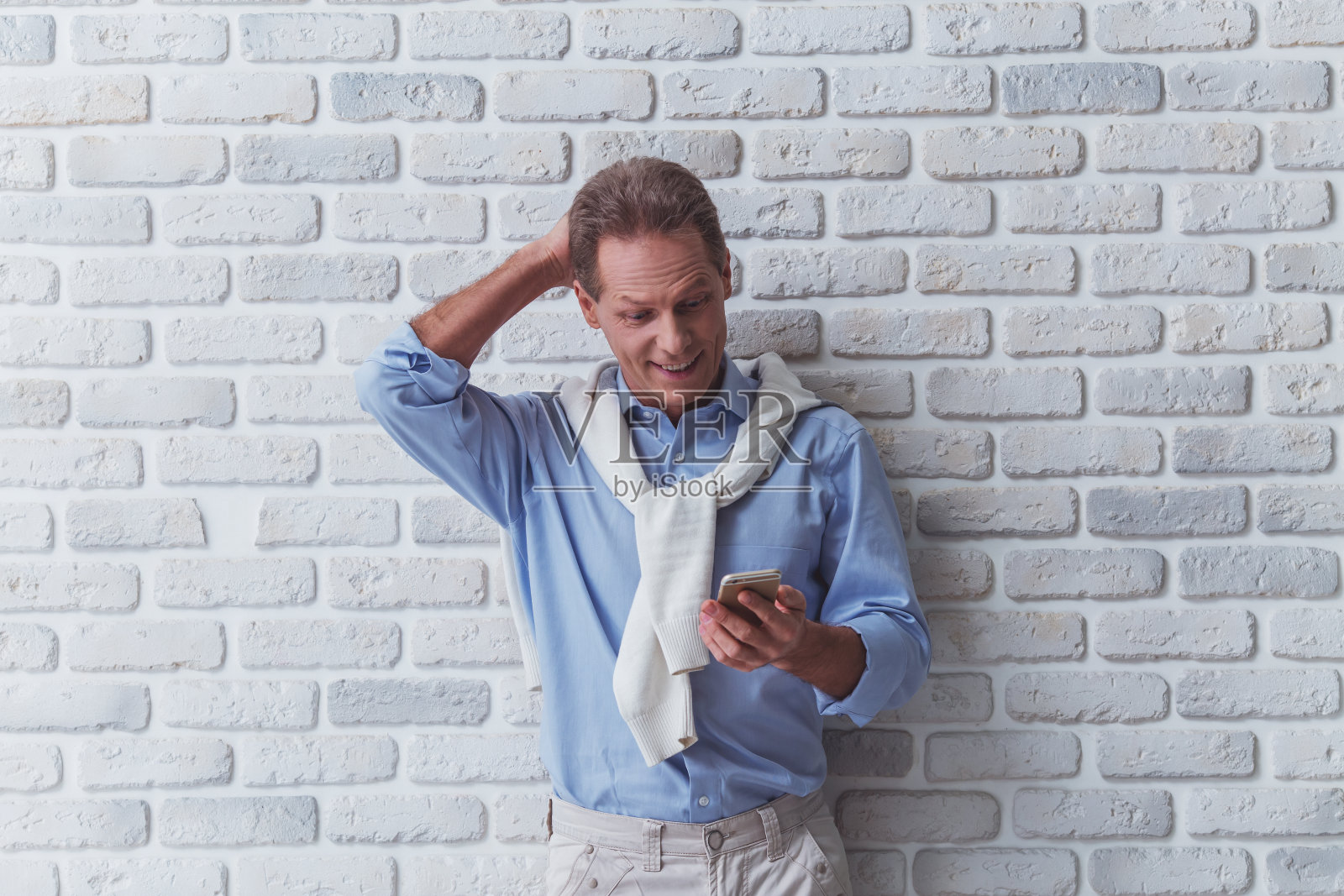 拿着小玩意的中年男人照片摄影图片