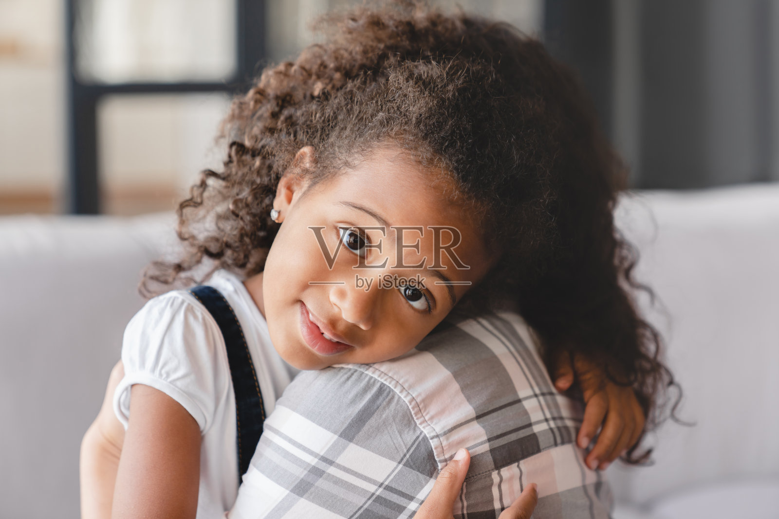 非洲裔女儿拥抱母亲照片摄影图片