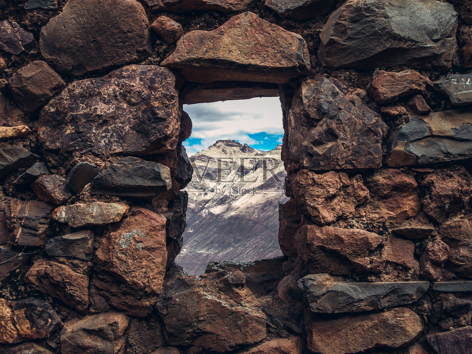 秘鲁马丘比丘库斯科历史悠久，是印加帝国古代文明的旅游胜地。马丘比丘和怀那比丘山上的古城符文。房子的窗户照片摄影图片