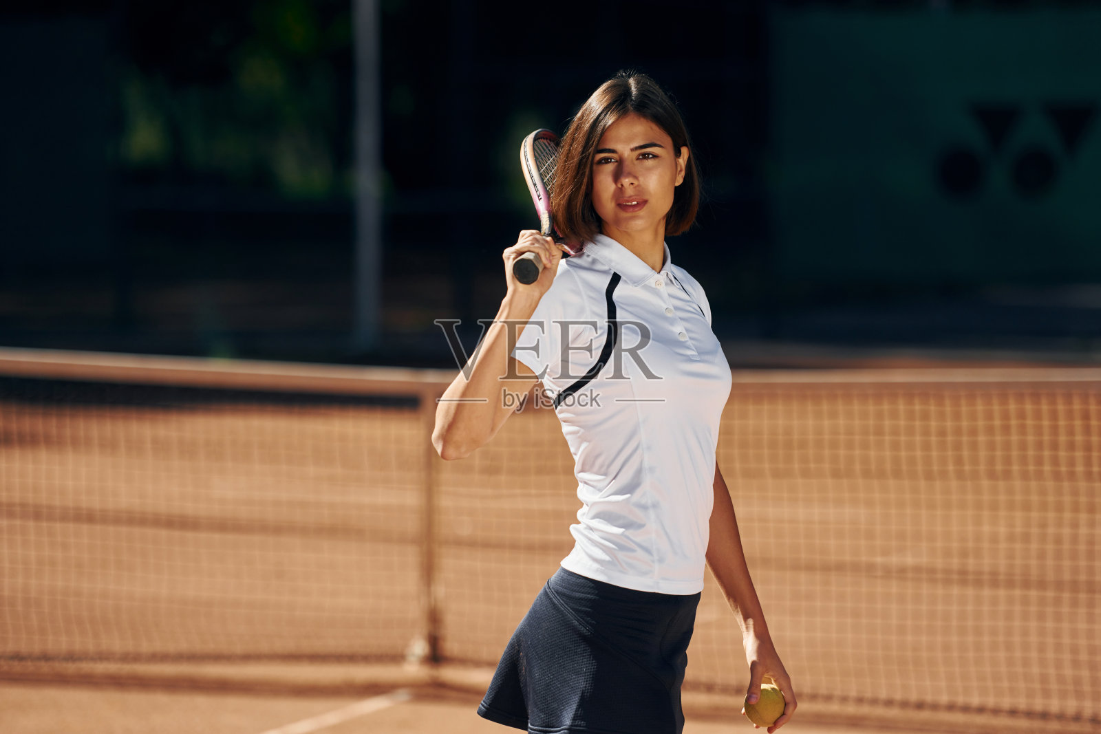 滑体类型。女网球运动员白天在球场上比赛照片摄影图片