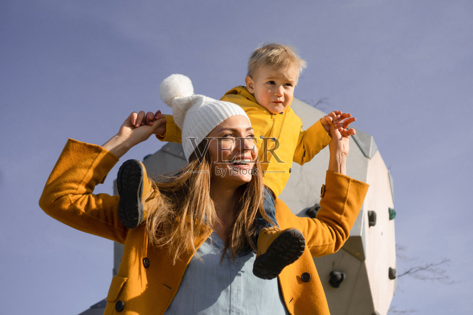 母亲和儿子照片摄影图片
