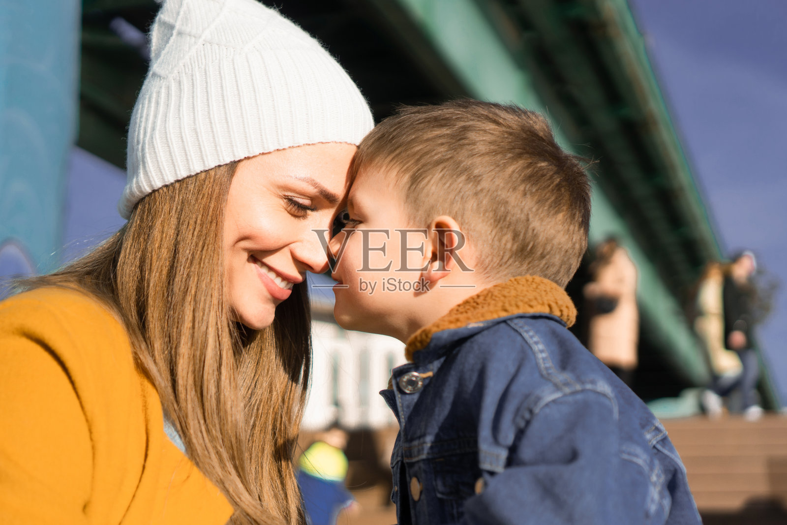 母亲和儿子照片摄影图片