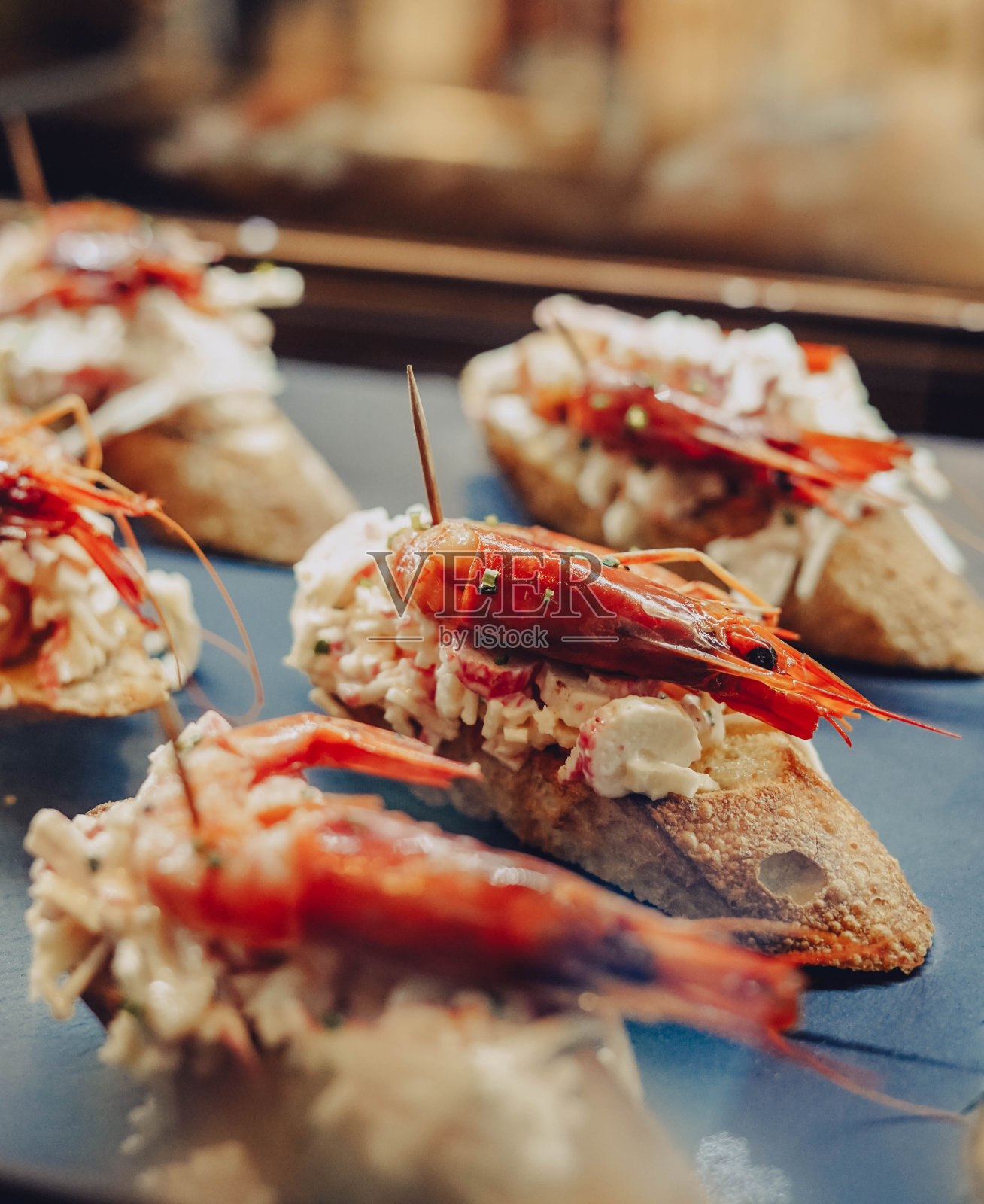 各式各样的面包小点心，配上蟹肉、火腿和蔬菜照片摄影图片