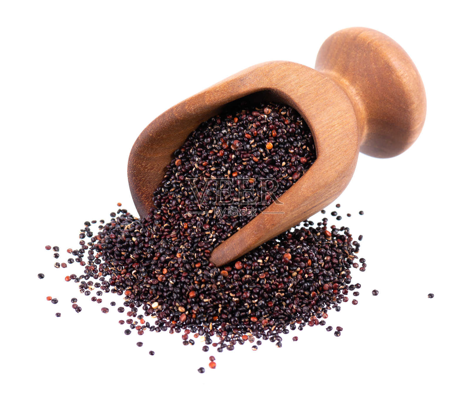 黑色藜麦种子在木勺，孤立在白色背景。一堆生金瓜。照片摄影图片