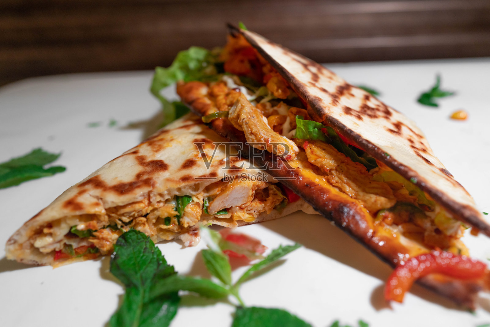 黎巴嫩中东马纳基什，新鲜出炉的奶酪，百里香面包和满足-阿拉伯食物拉赫米巴金manouche -黎凡特美食照片摄影图片