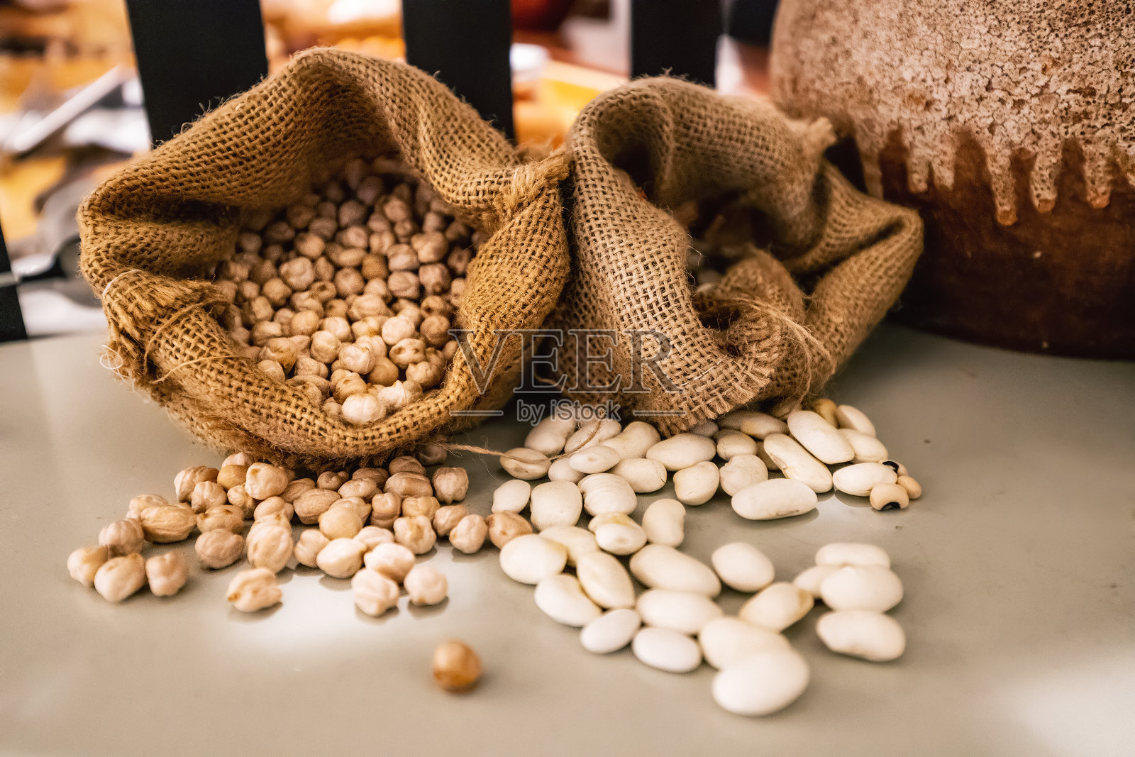 帆布袋里有鹰嘴豆和豆子。烹饪和植物蛋白的概念照片摄影图片