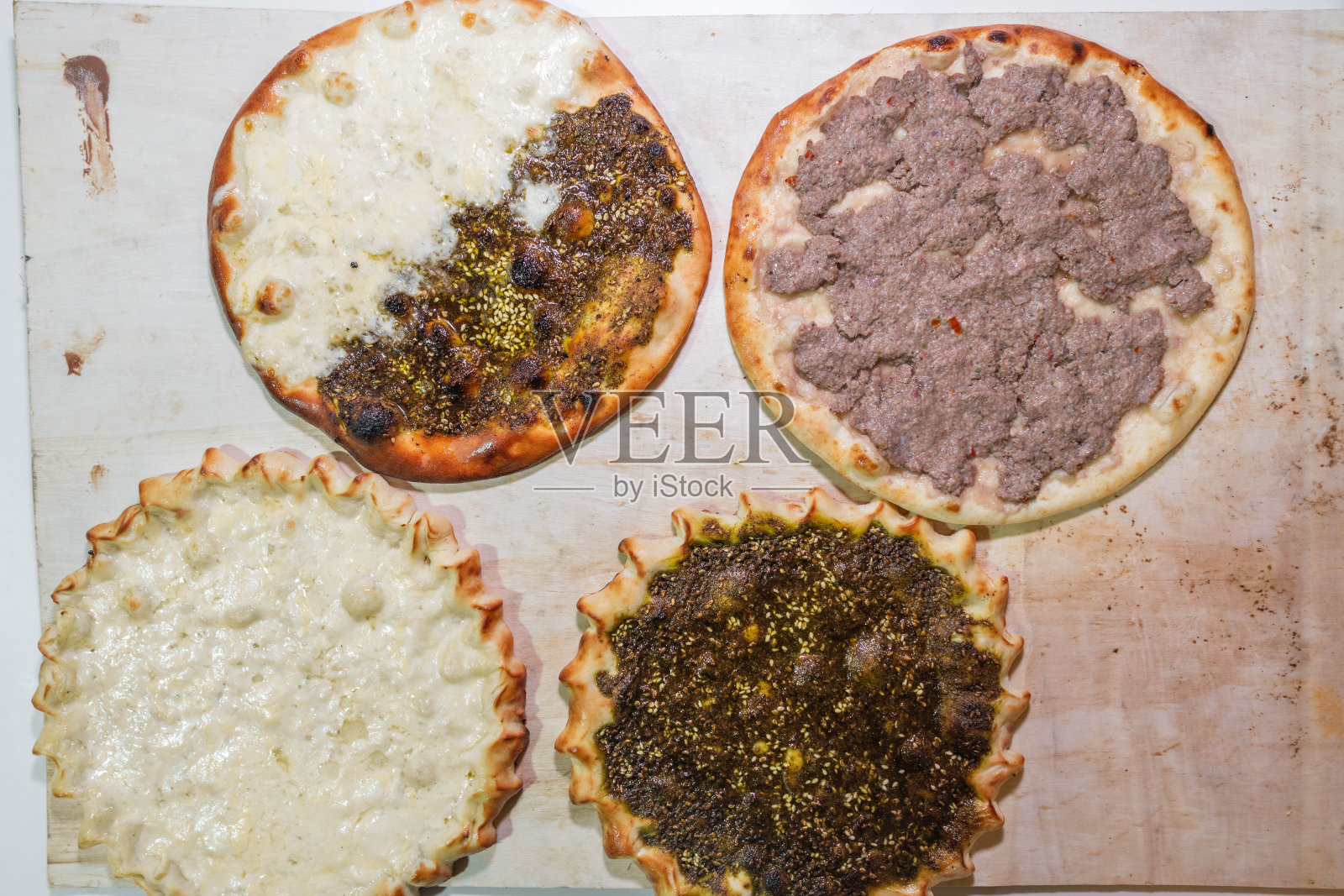 黎巴嫩中东马纳基什，新鲜出炉的奶酪，百里香面包和满足-阿拉伯食物拉赫米巴金manouche -黎凡特美食照片摄影图片