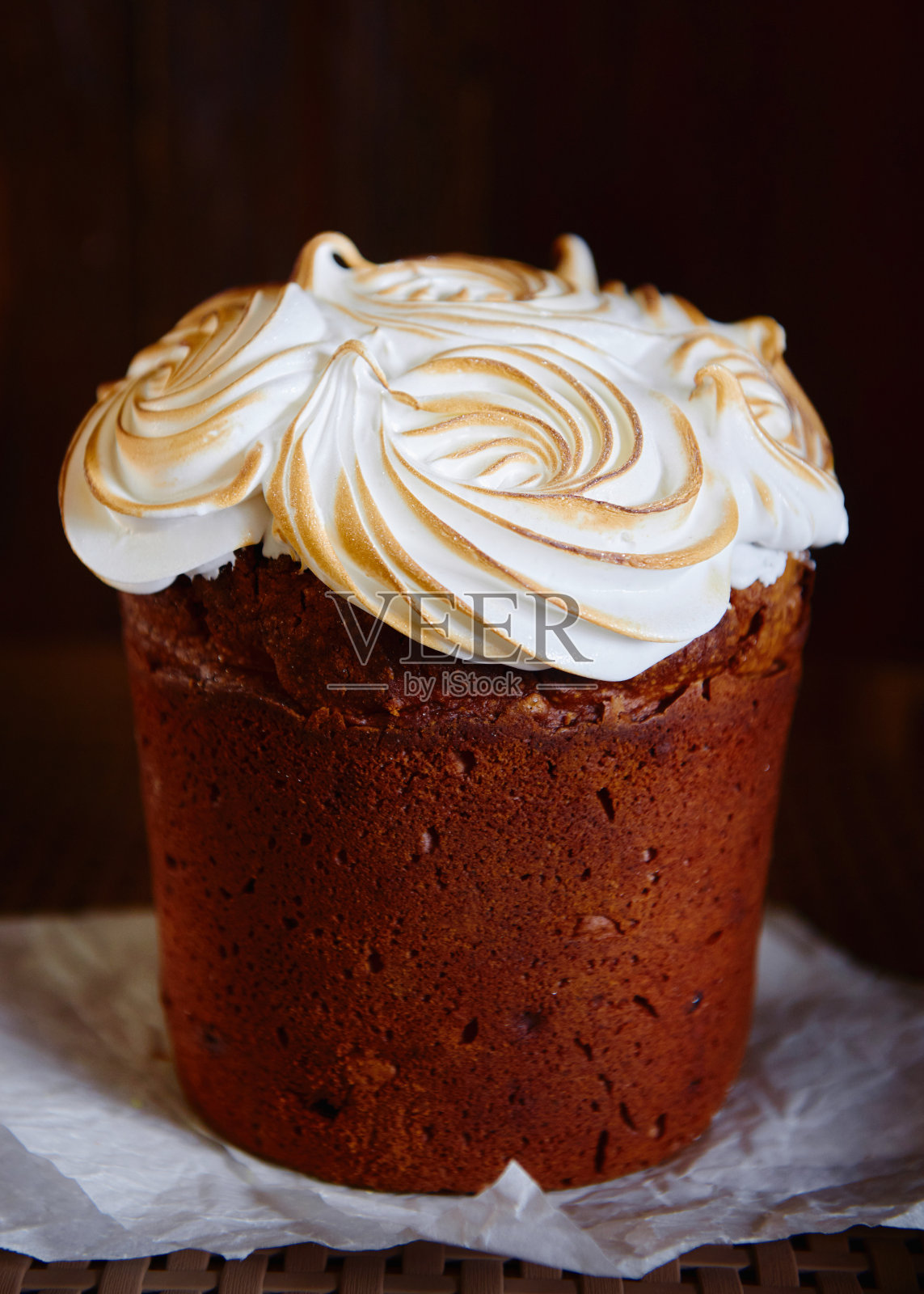 节日复活节蛋糕装饰蛋白霜在黑暗的背景，复制空间。快乐的复活节假期。Kulich照片摄影图片