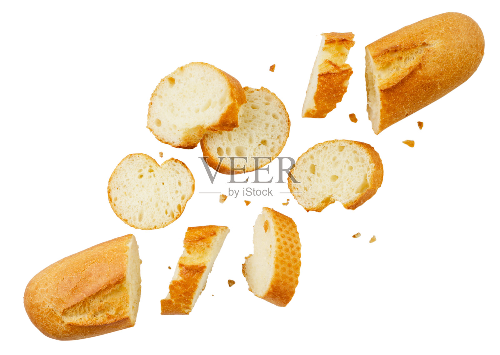 切好的法棍面包落在白色的背景上，切。孤立的照片摄影图片