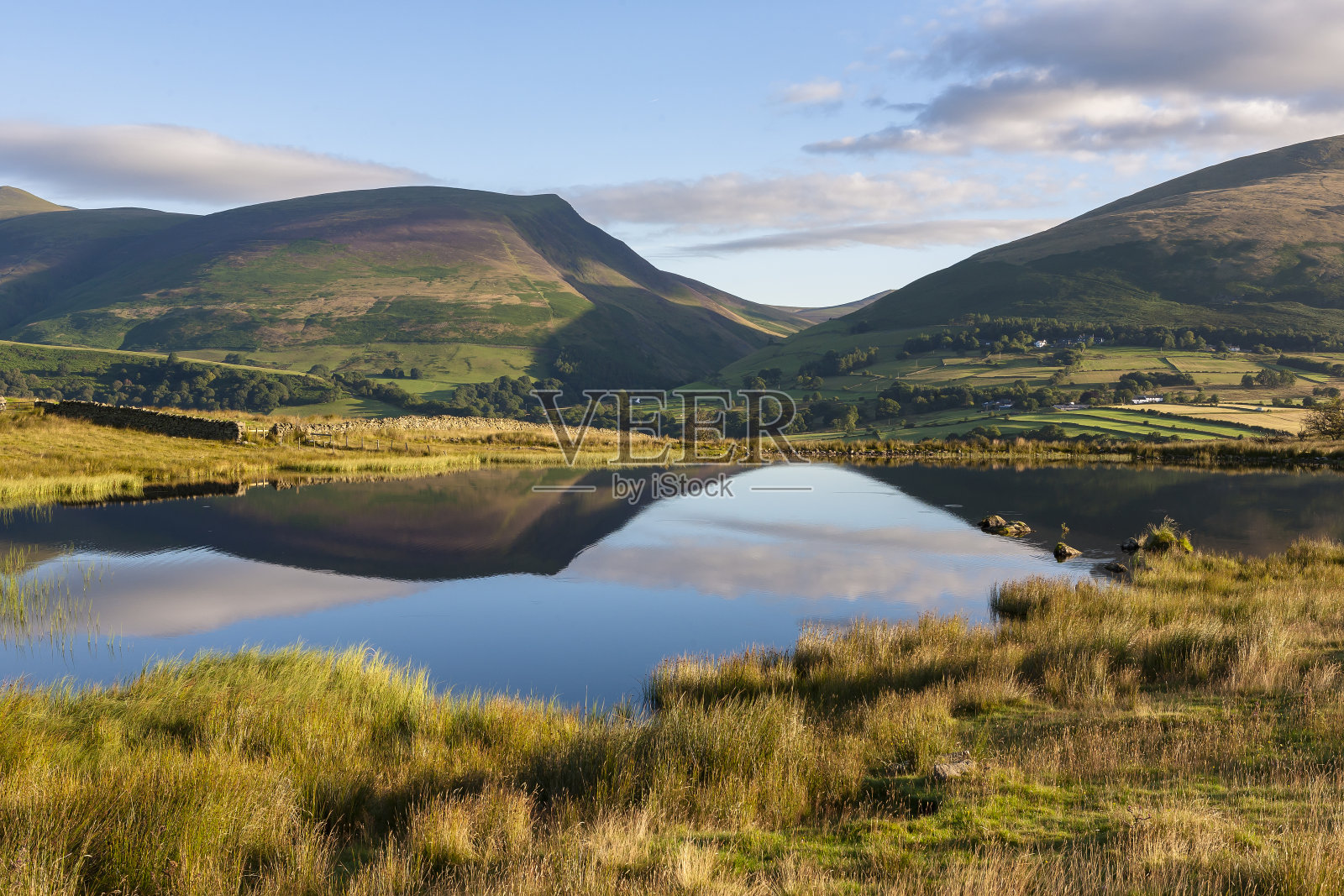 Tewet Tarn和更远的地方，跨越Greta山谷，Lonscale Fell，靠近英国坎布里亚郡的湖区Keswick照片摄影图片