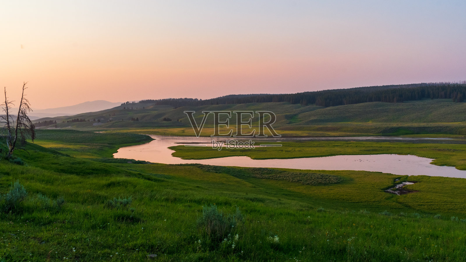 黄石国家公园海登山谷上的日落照片摄影图片