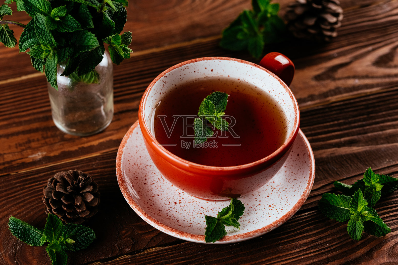 花草茶在一个美丽的杯子在一个木制的背景。照片摄影图片