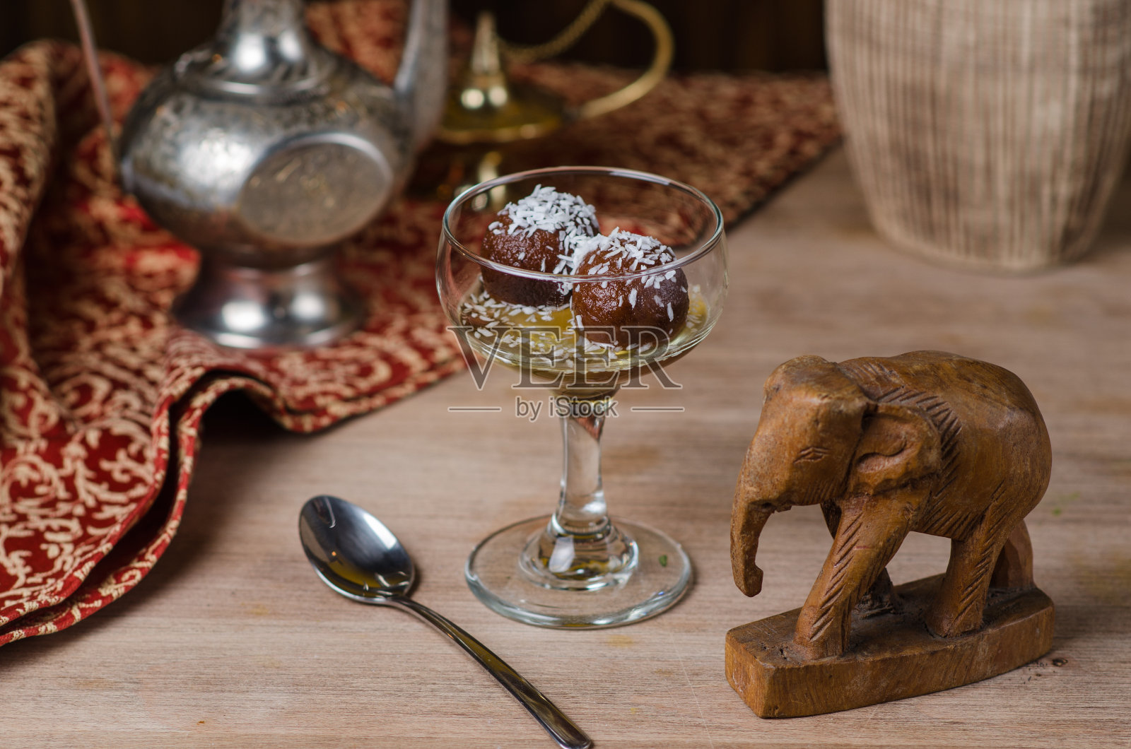 印度甜品古拉卜贾门，流行的节日或婚礼食品。用玻璃杯盛甜点照片摄影图片