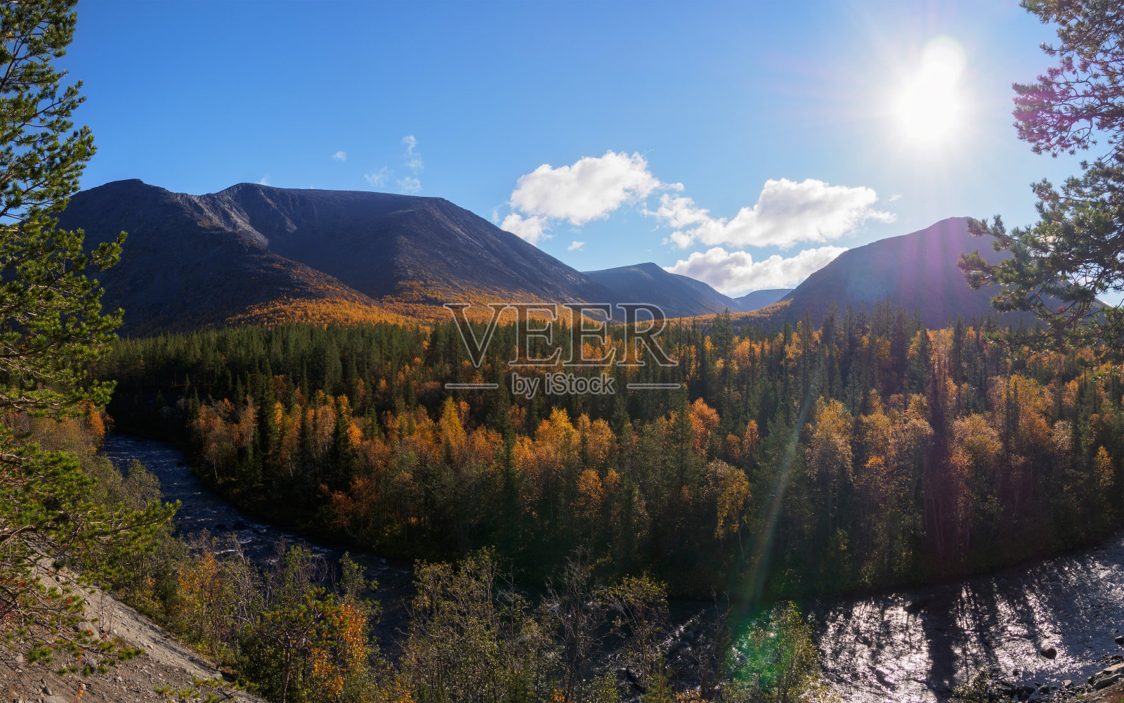 秋天五彩缤纷的苔原在多云的天气背景山的山峰。高山景观在科拉半岛，北极，希比尼山脉。照片摄影图片