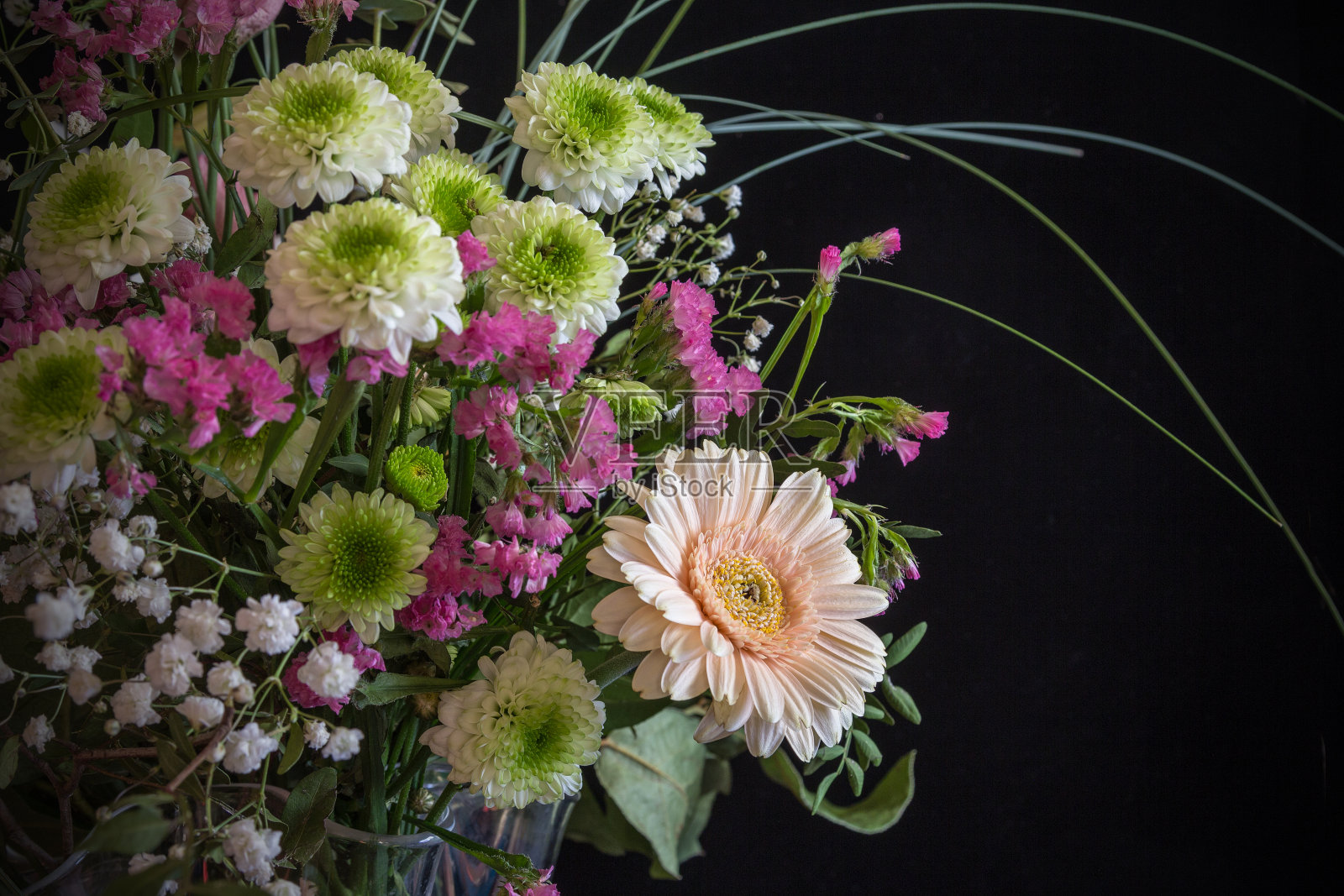花束在黑暗和忧郁的基调照片摄影图片