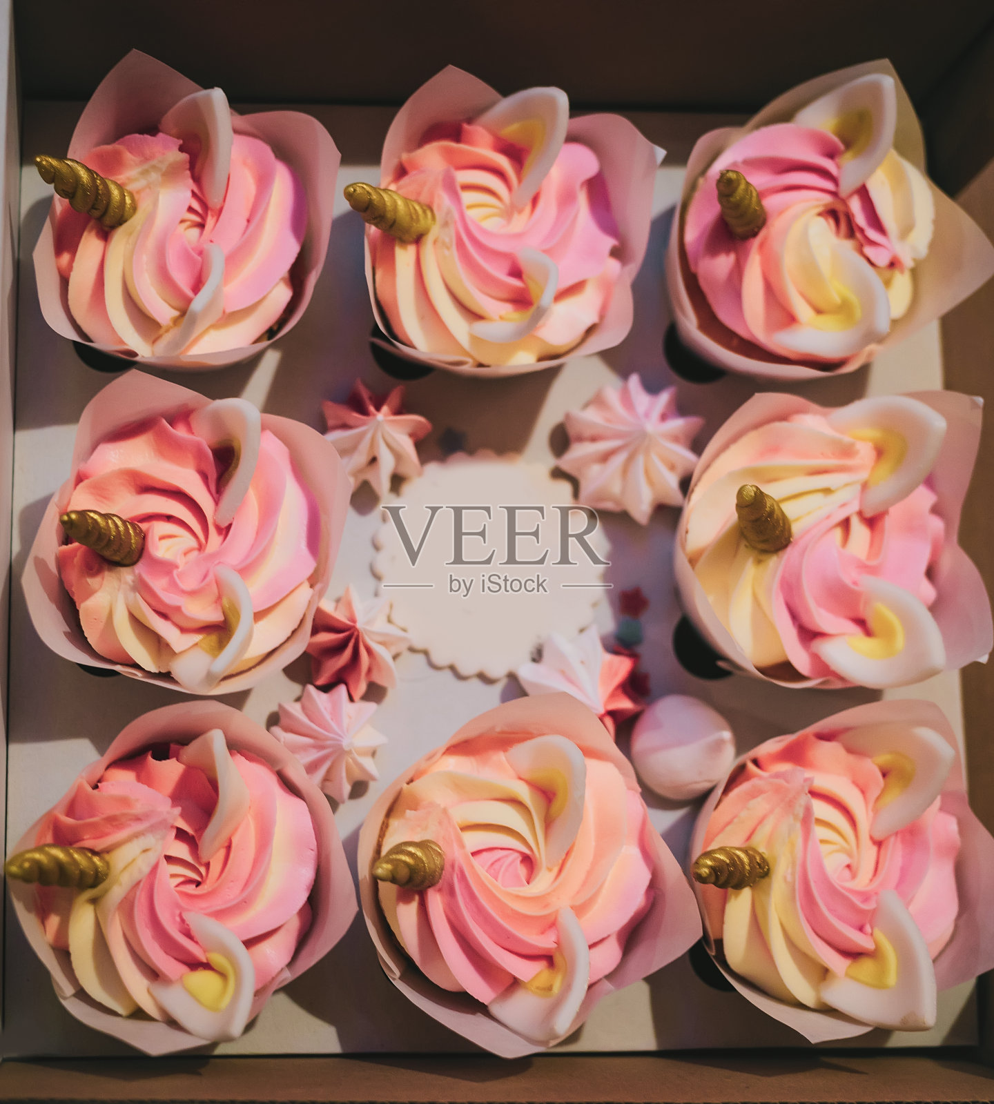 装着独角兽纸杯蛋糕甜点的外卖盒照片摄影图片