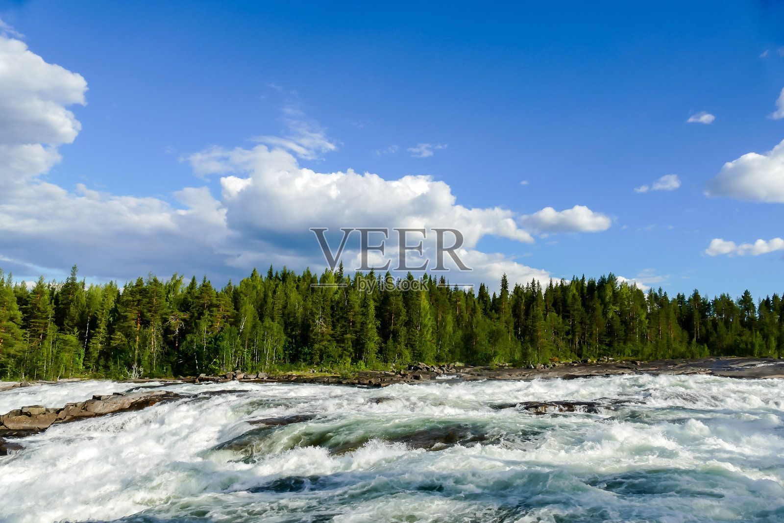 有河流和云彩的景观，位于北欧的瑞典斯堪的纳维亚半岛照片摄影图片
