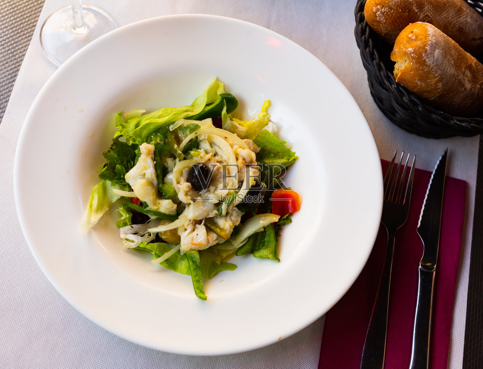 用鳕鱼腌制照片摄影图片